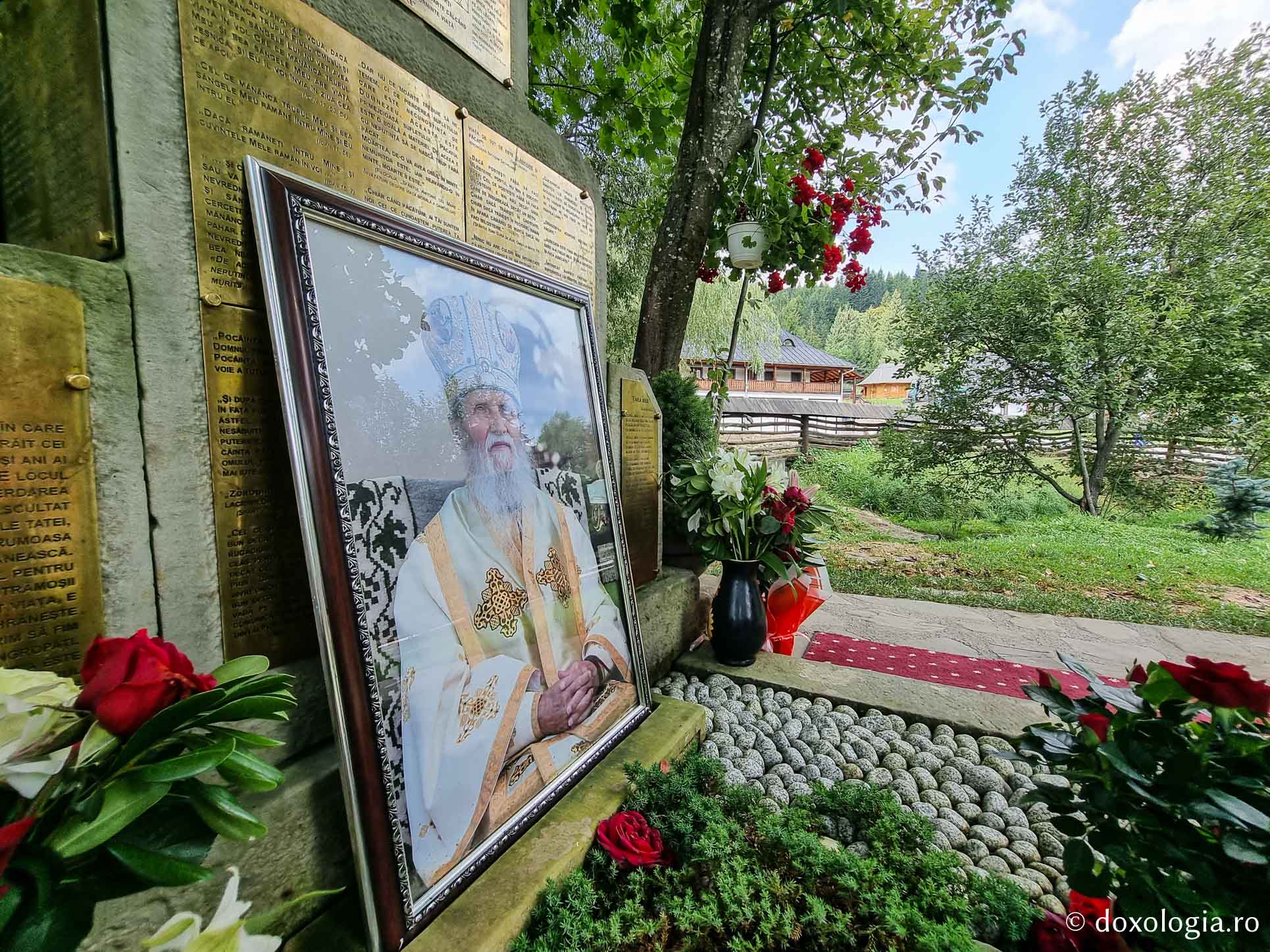 Mormântul Înaltpreasfințitul Pimen, Arhiepiscopul Sucevei și Rădăuților