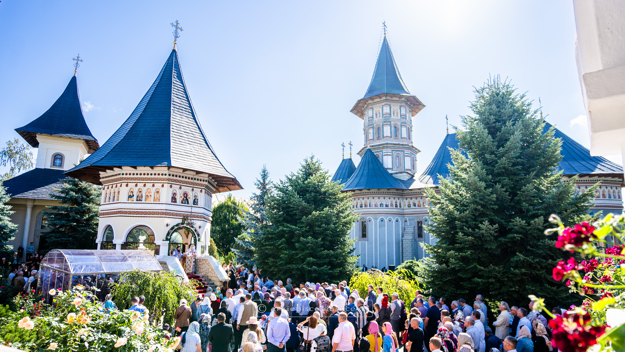Sfânta Liturghie la Mănăstirea Cămârzani / Foto: Arhiepiscopia Sucevei și Rădăuților Sfânta Liturghie la Mănăstirea Cămârzani