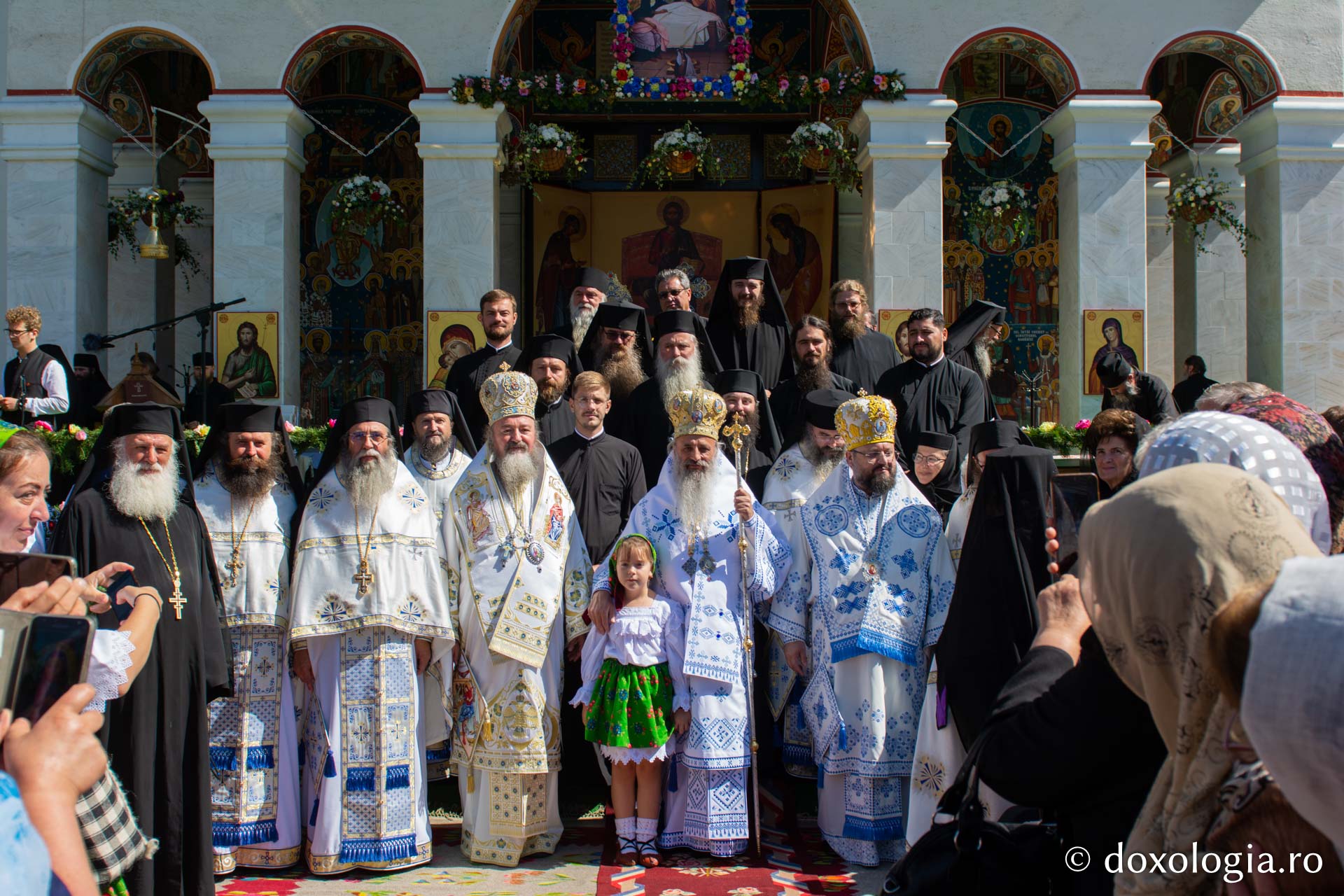 Fotografie de grup după Sfânta Liturghie