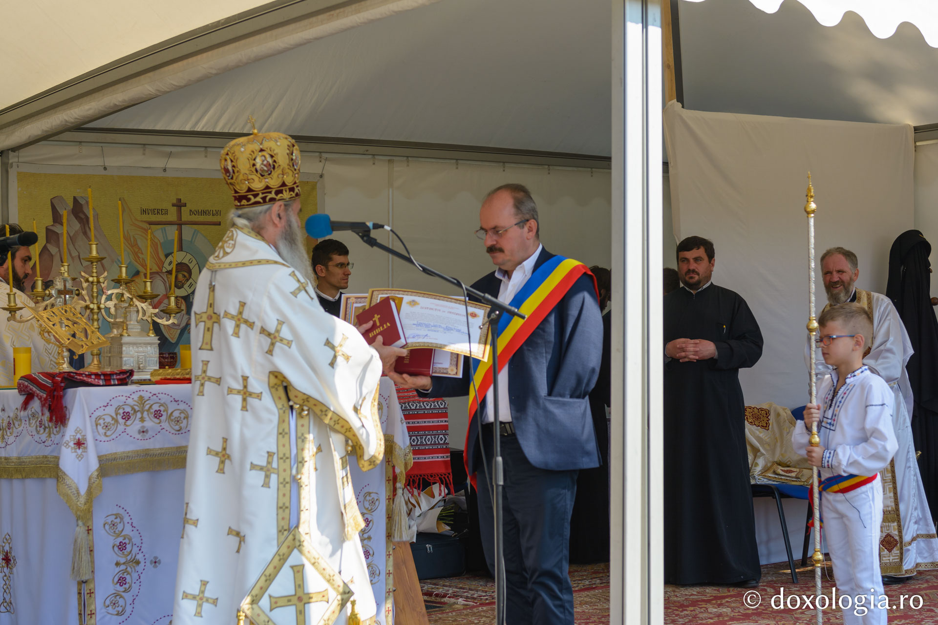 IPS Teofan, oferind distincții de vrednicie