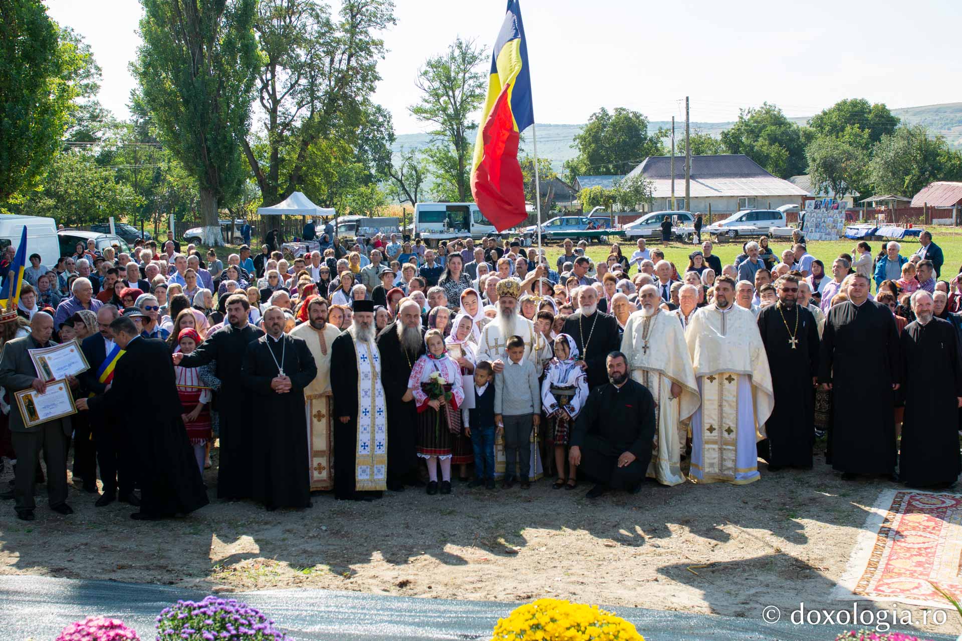 Fotografie de grup după Sfânta Liturghie săvârșită de IPS Teofan la Parohia Bălănești / Foto: Mihail Vrăjitoru Fotografie de grup după Sfânta Liturghie săvârșită de IPS Teofan Parohia Bălănești