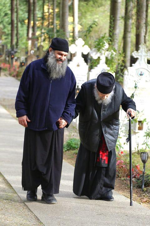 Ieroschimonahul Simeon Zaharia, alături de un părinte din obștea Sihăstriei