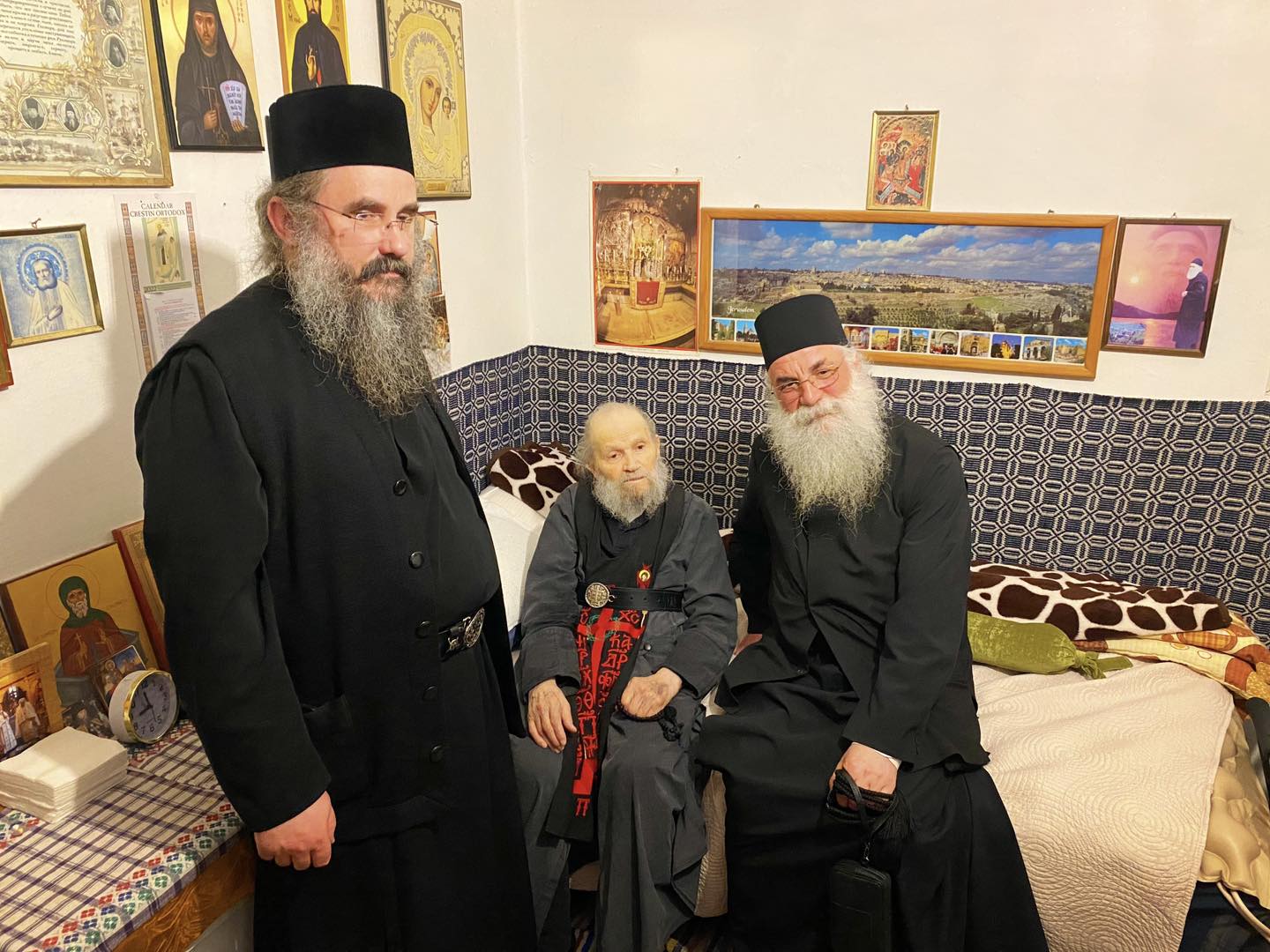 Ieroschimonahul Simeon Zaharia, alături de Arhimandriții Arsenie Popa și Melchisedec Velnic