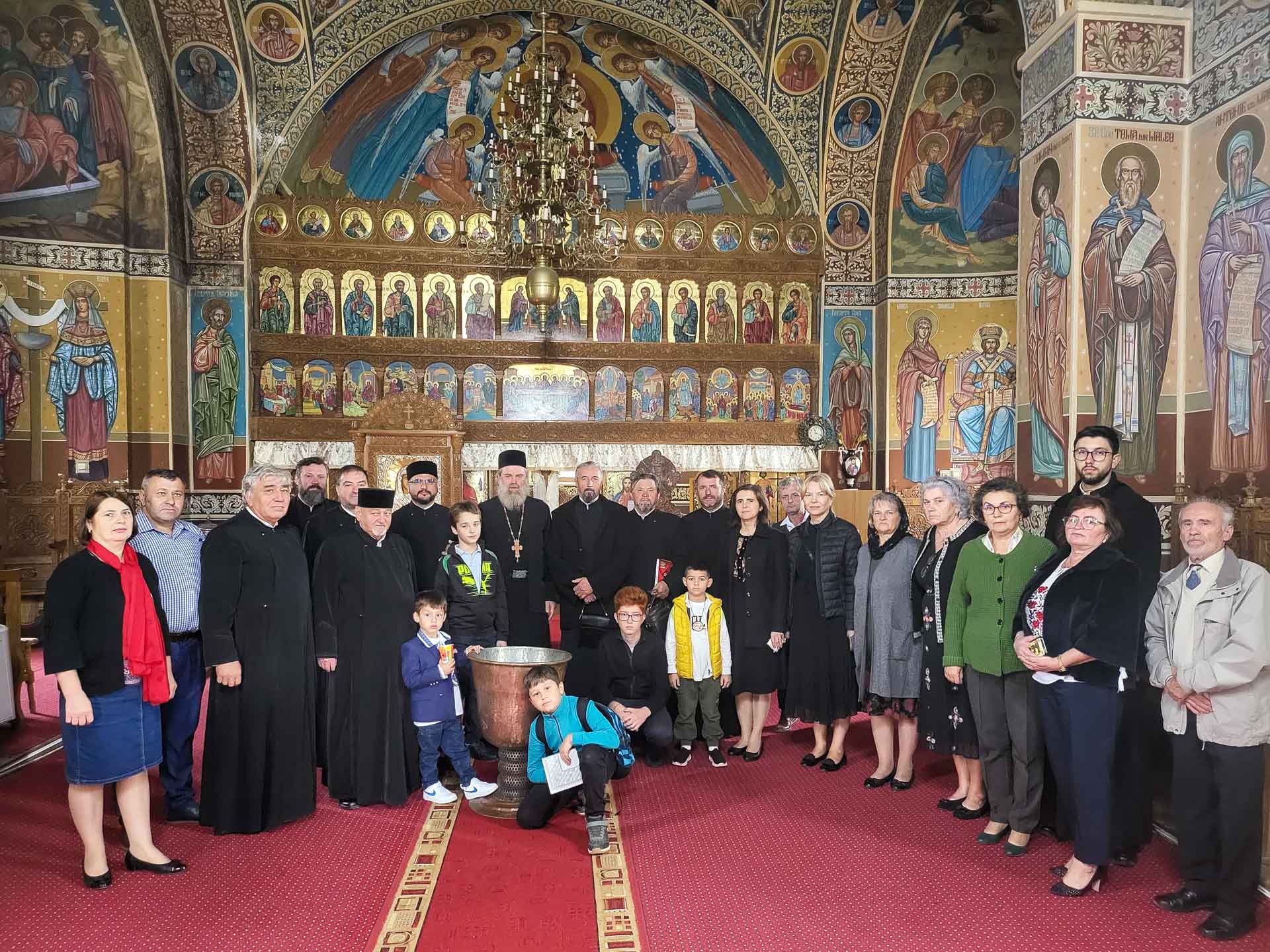 Preoți în biserică