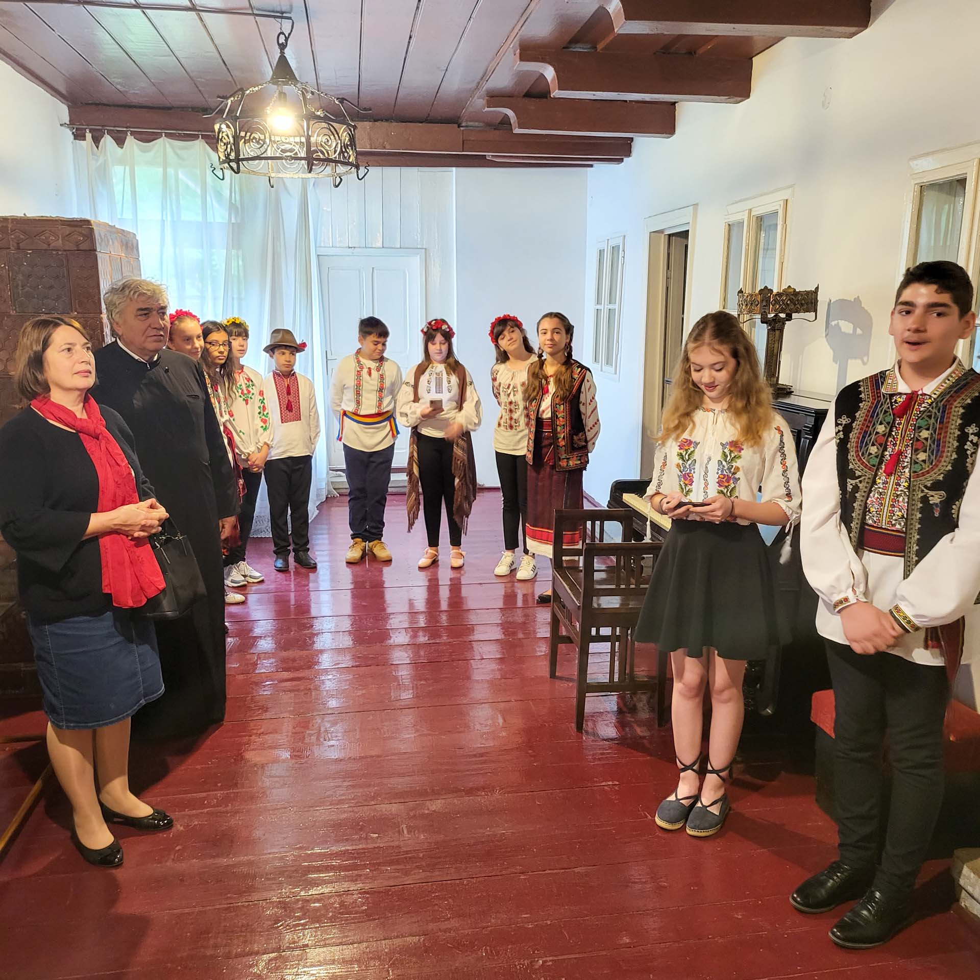 Copii în costume tradiționale