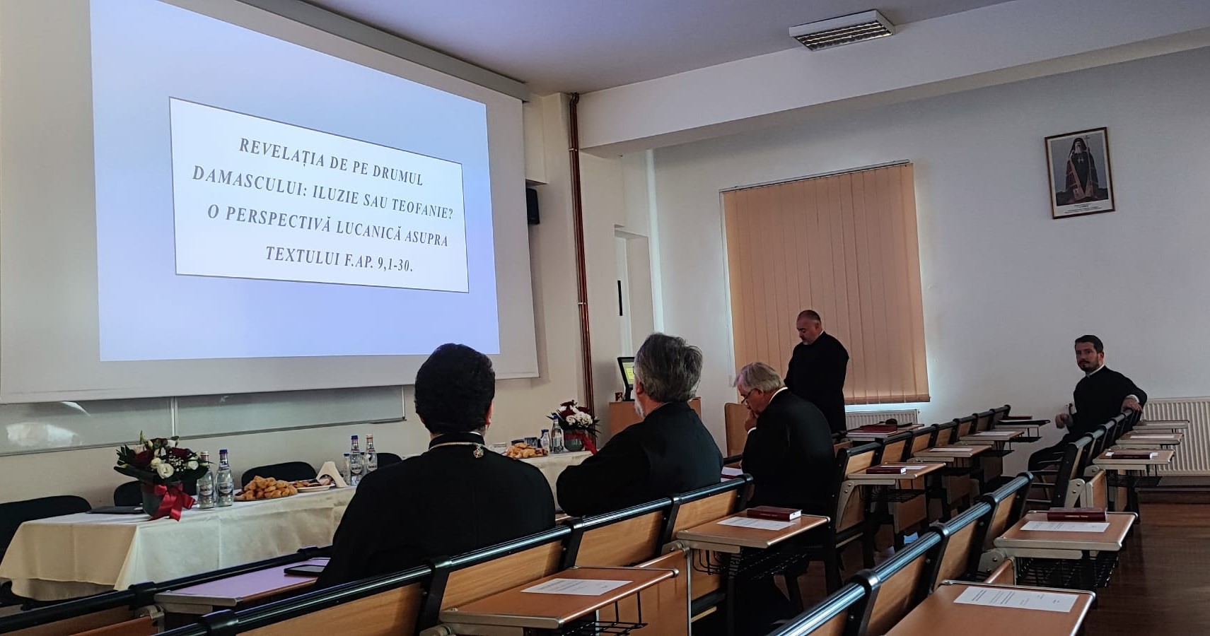 Pr. Andrei Zlăvog prezentând lucrarea de doctorat Pr. Andrei Zlăvog prezentând lucrarea de doctorat la Facultatea de Teologie Ortodoxă din Cluj