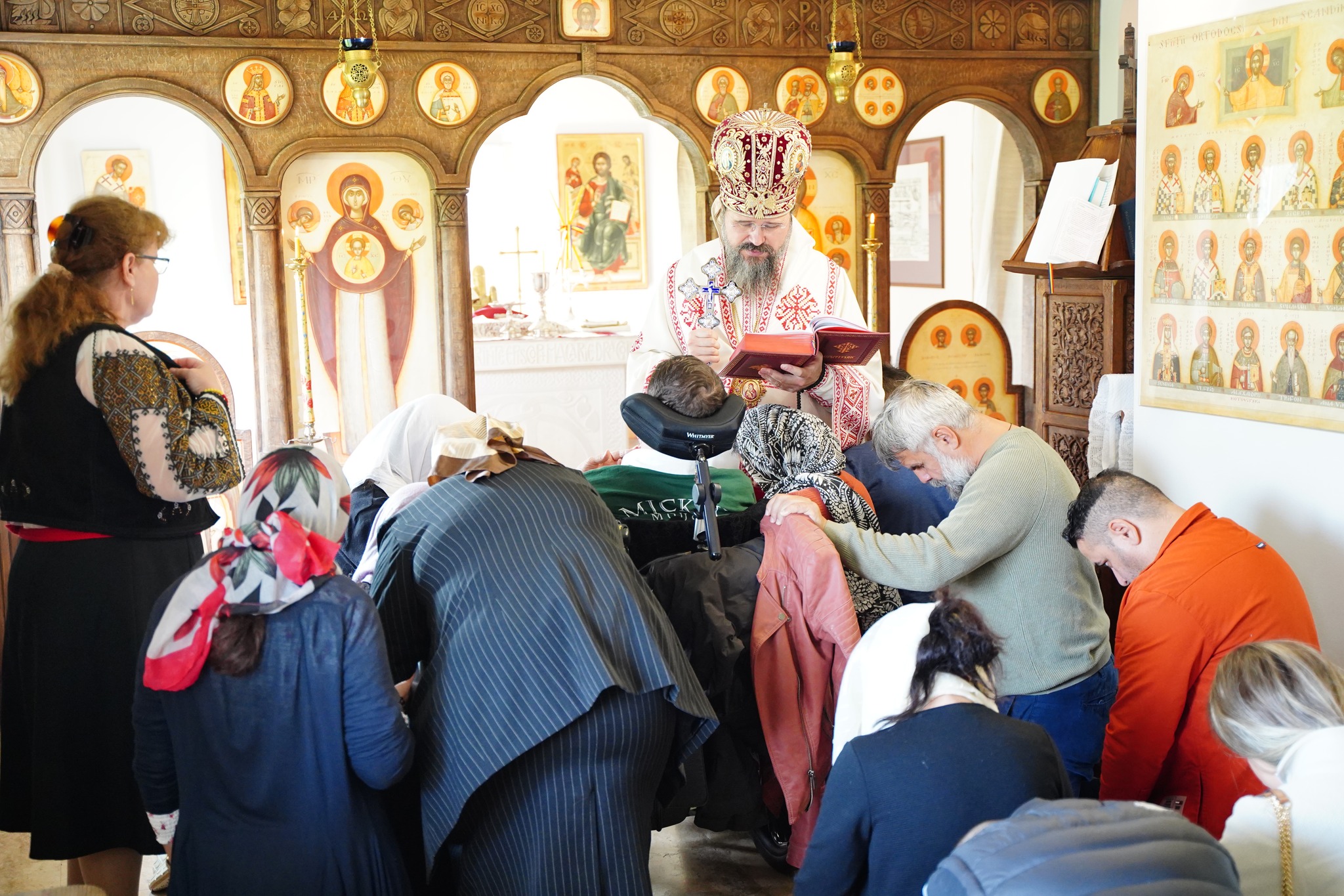 PS Macarie, citind rugăciuni de dezlegare / Foto: Episcopia Europei de Nord Rugăciuni de dezlegare