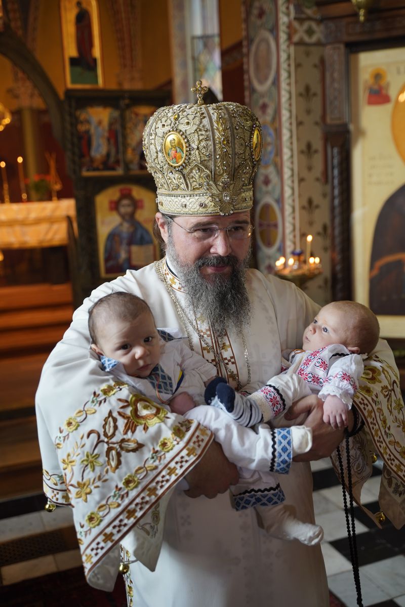 PS Macarie a săvârșit Taina Sfântului Botez pentru doi copii