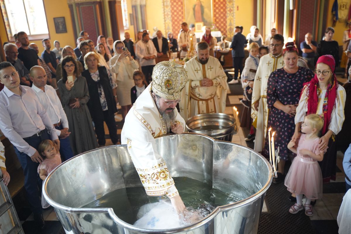 Copenhaga: PS Macarie săvârșește Taina Botezului pentru un adult