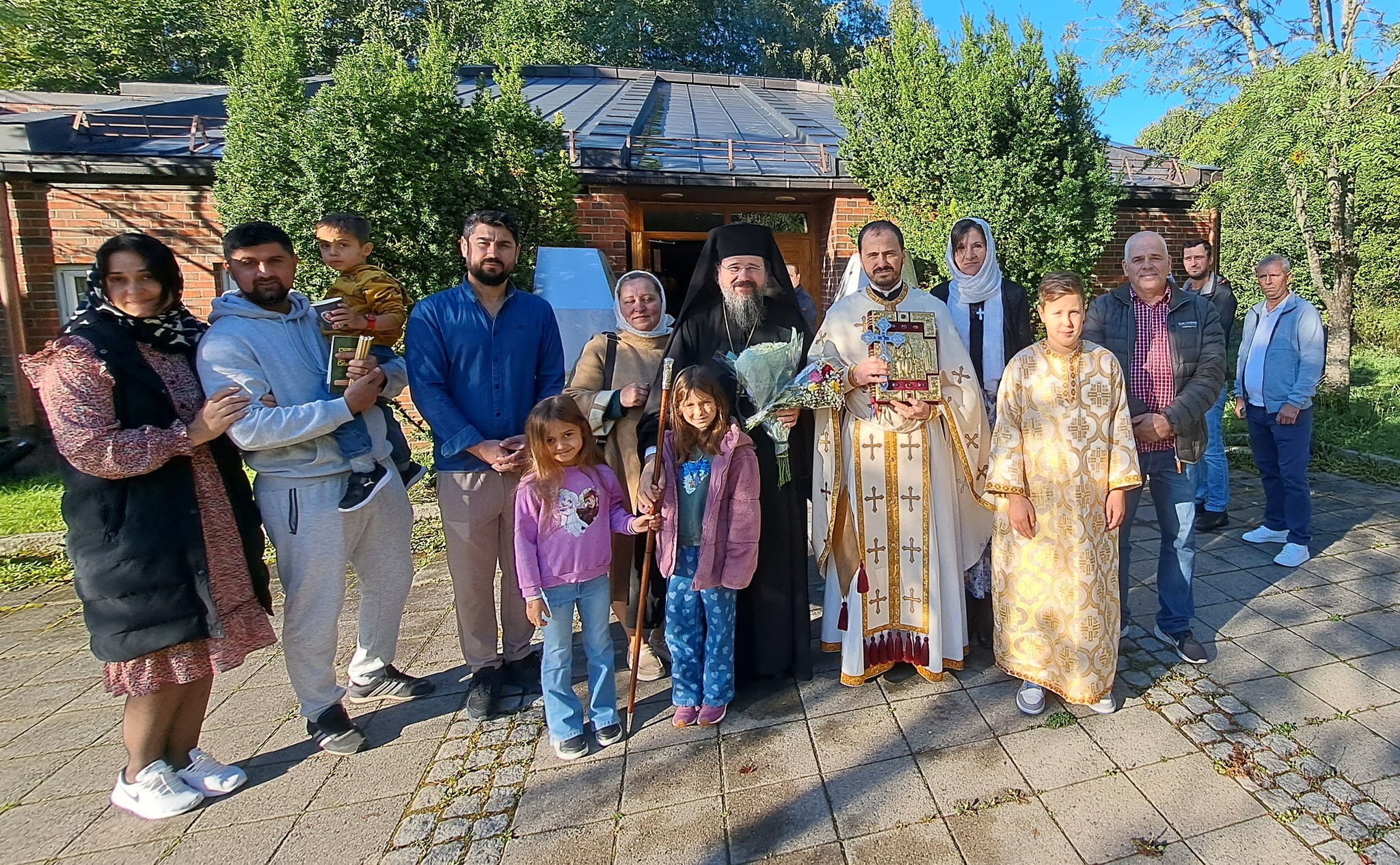 PS Macarie alături de o parte din comunitatea românească din Oslo PS Macarie la Oslo