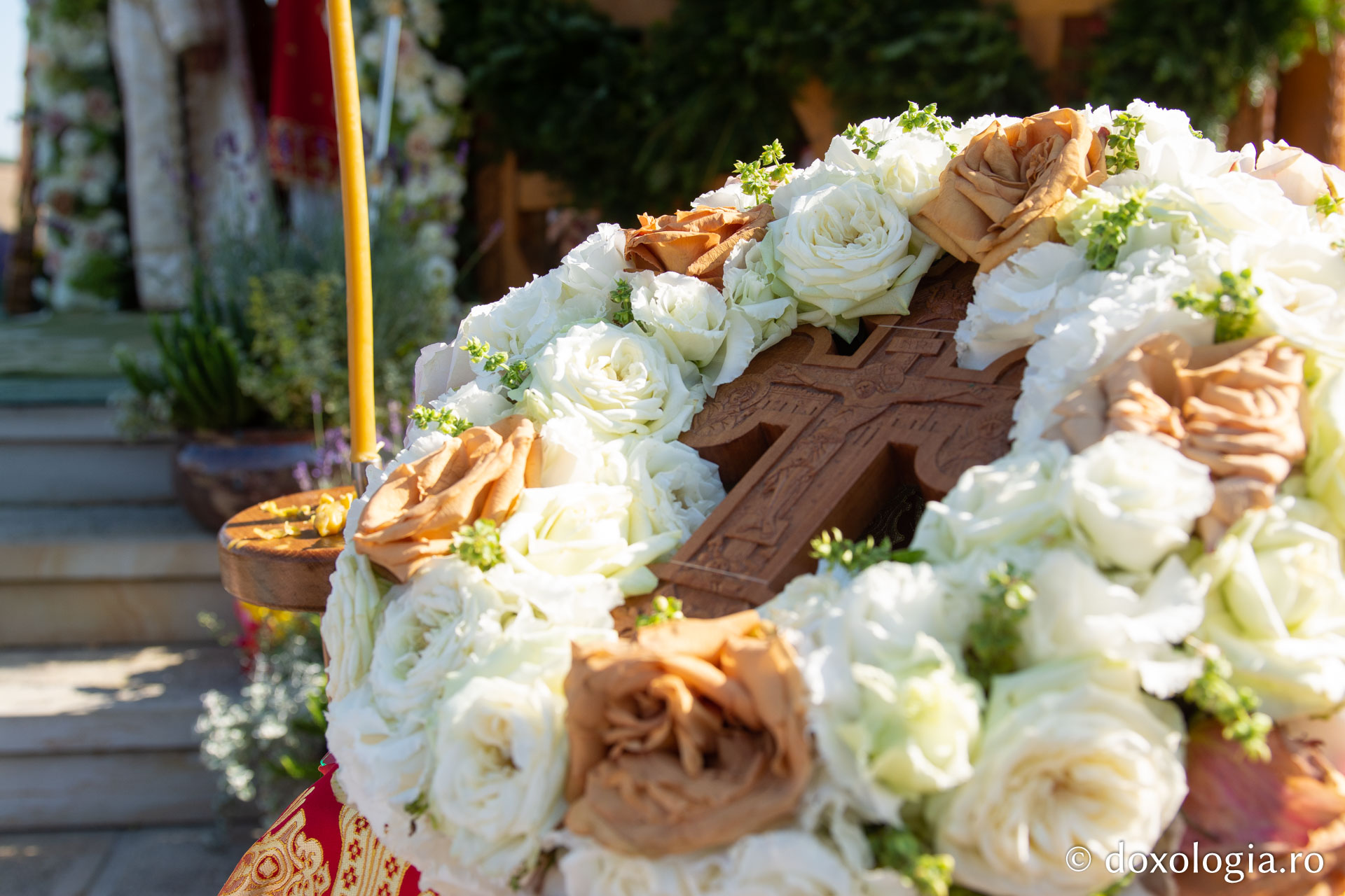 Cruce împodobită cu flori