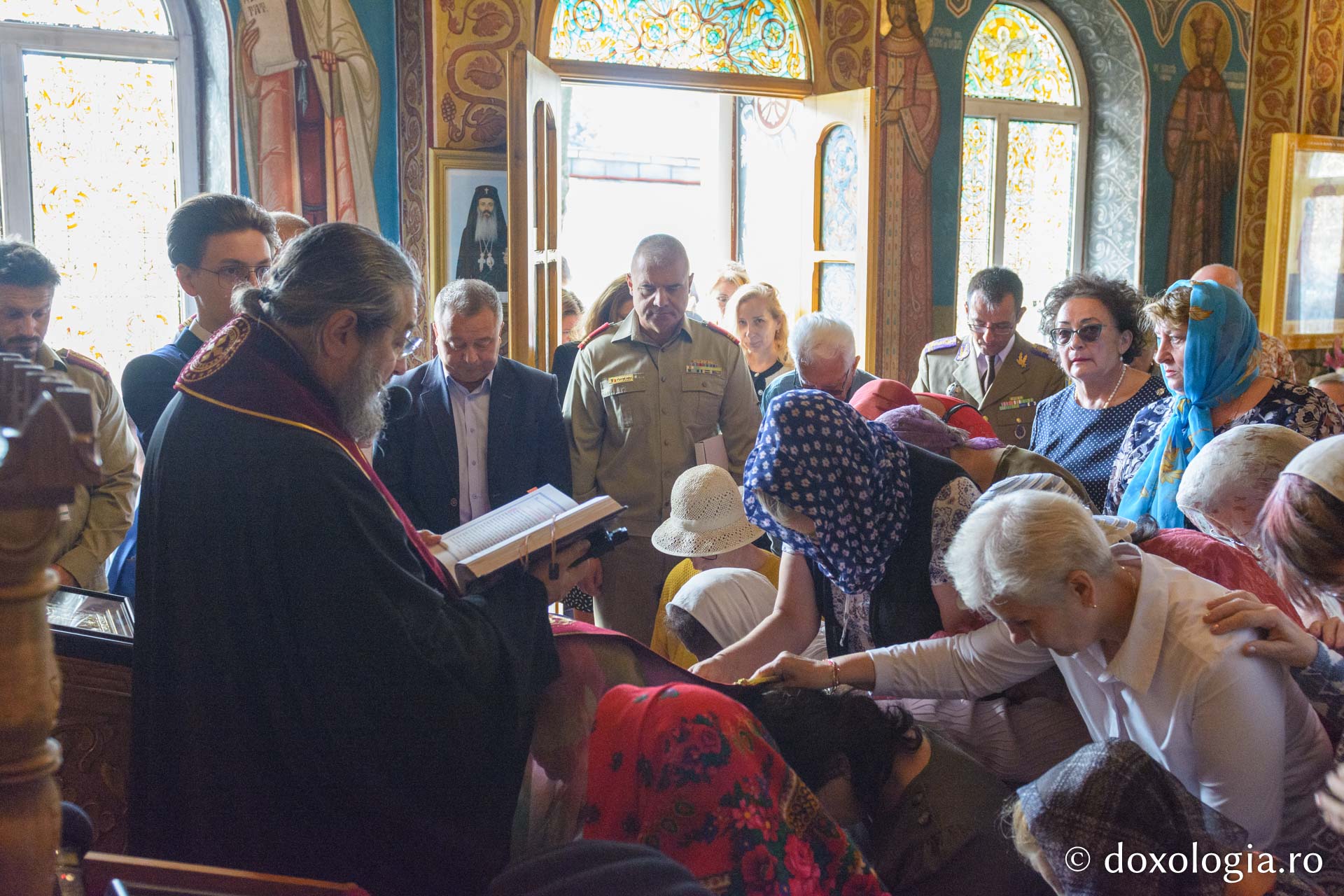 PS Nichifor Botoșăneanul, citind rugăciuni