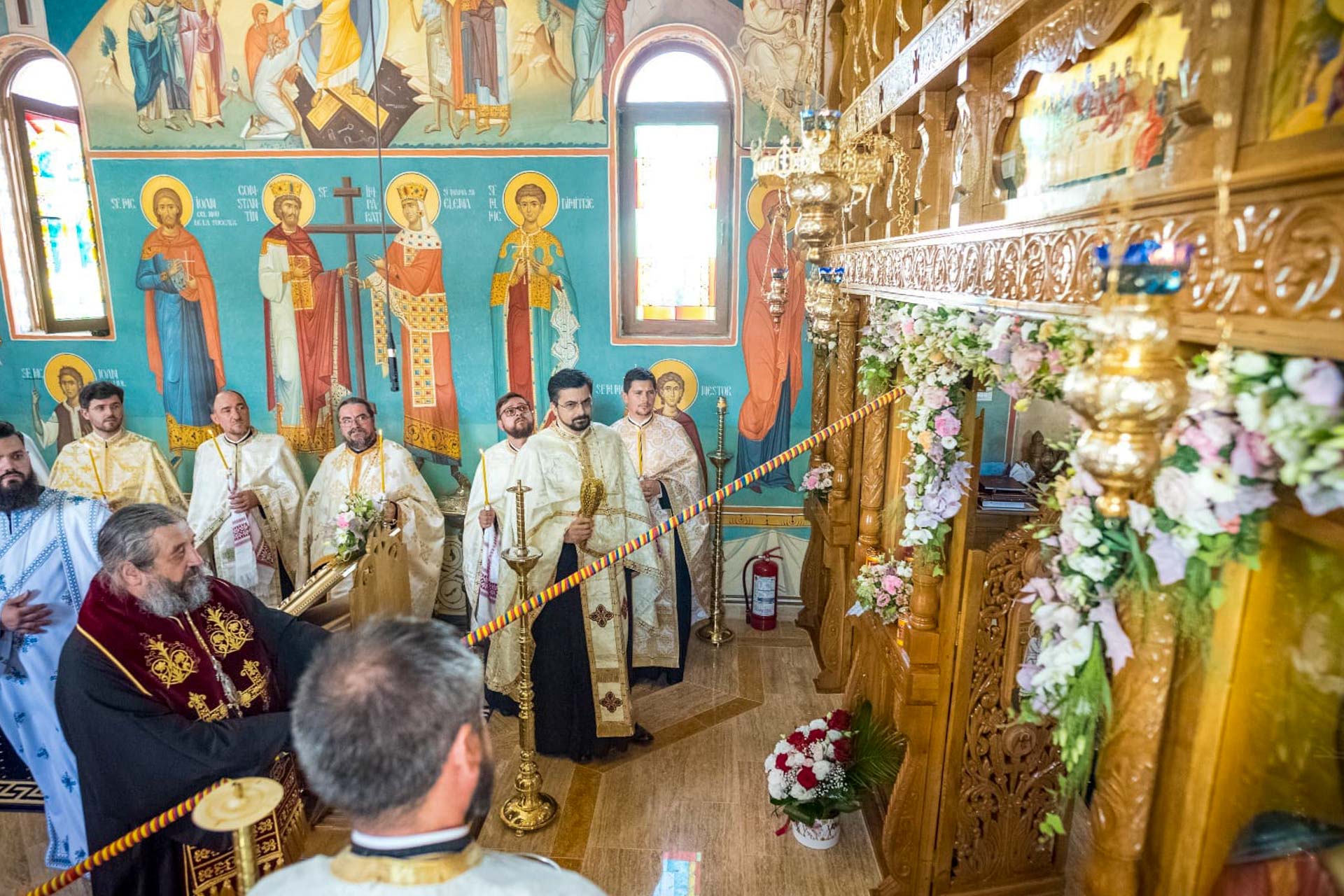 PS Nichifor Botoșăneanul a binecuvântat pictura bisericii din Șanta, Mogoșești PS Nichifor Botoșăneanul sfințind catapeteasma