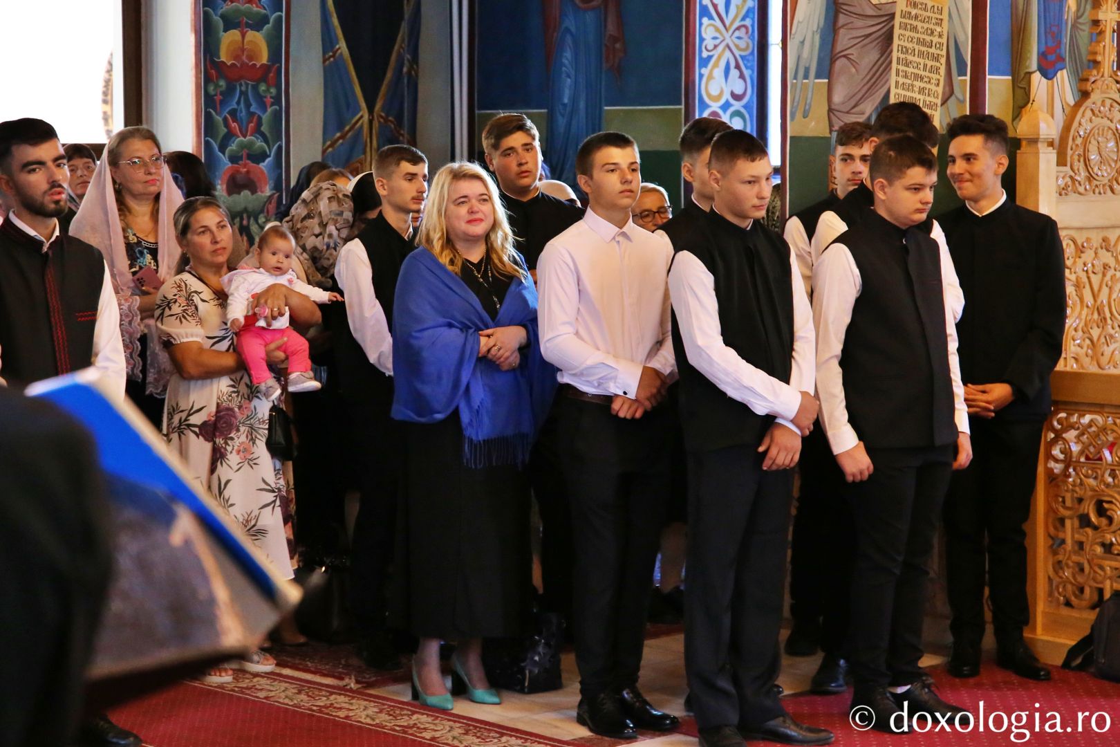 Elevii Seminarului Teologic din Iași, dimpreună cu prof. Denisia Mănoiu, inspector școlar de religie, participând la Sfânta Liturghie / Foto: Flavius Popa Elevii Seminarului Teologic din Iași, dimpreună cu prof. Denisia Mănoiu, inspector școlar de religie, participând la Sfânta Liturghie / Foto: Flavius Popa