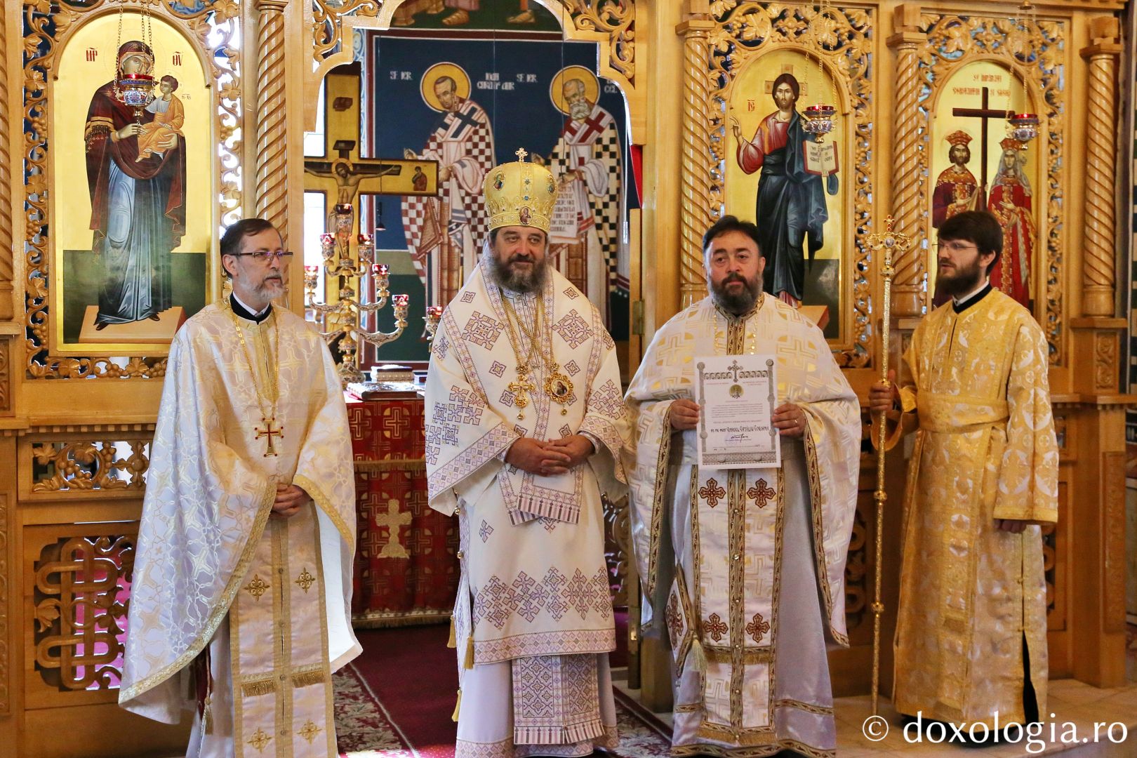 Pr. prof. Gabriel Coroamă a primit din partea IPS Teofan Crucea „Sfântului Ierarh Iosif cel Milostiv” / Foto: Flavius Popa Pr. prof. Gabriel Coroamă a primit din partea IPS Teofan Crucea „Sfântului Ierarh Iosif cel Milostiv” / Foto: Flavius Popa