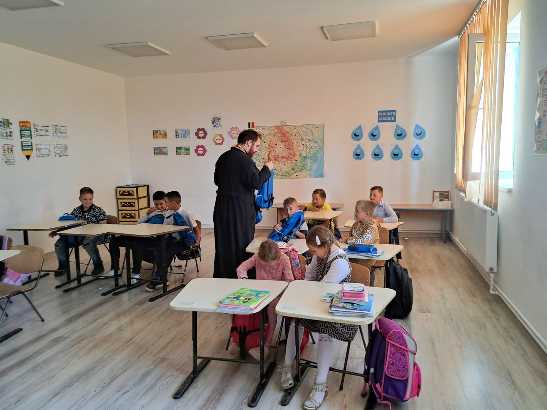 Preot, alături de copii