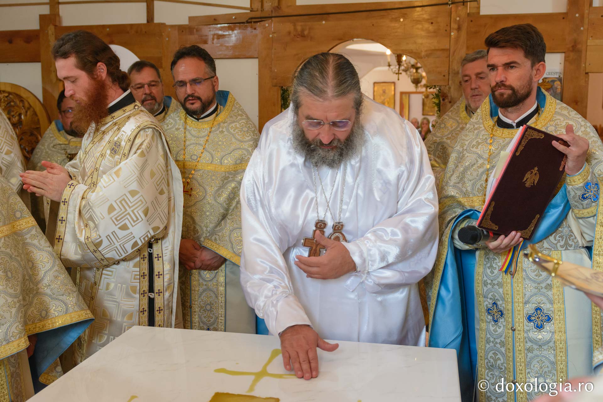 PS Nichifor Botoșăneanul, sfințind Sfânta Masă