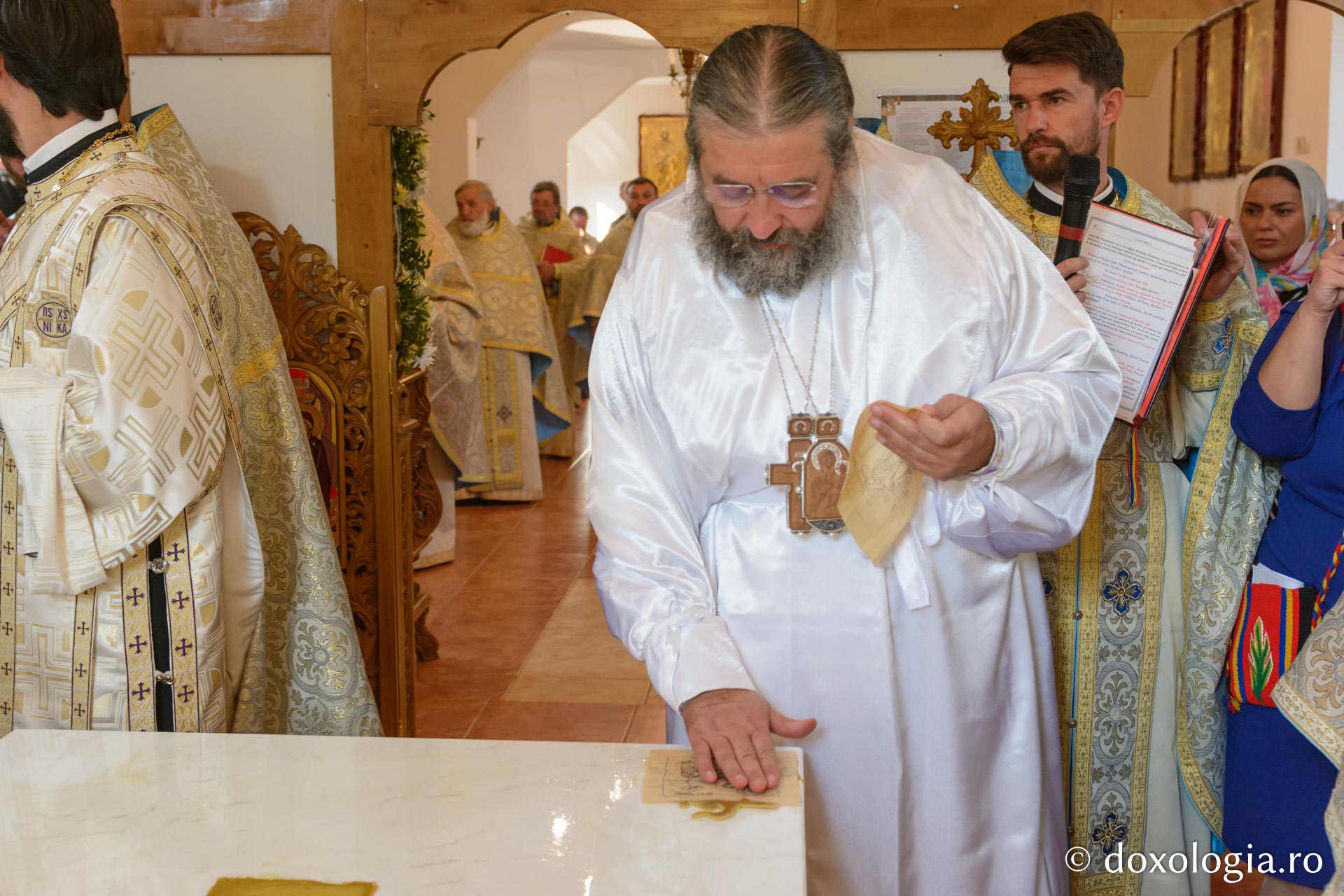 PS Nichifor Botoșăneanul, sfințind Sfânta Masă