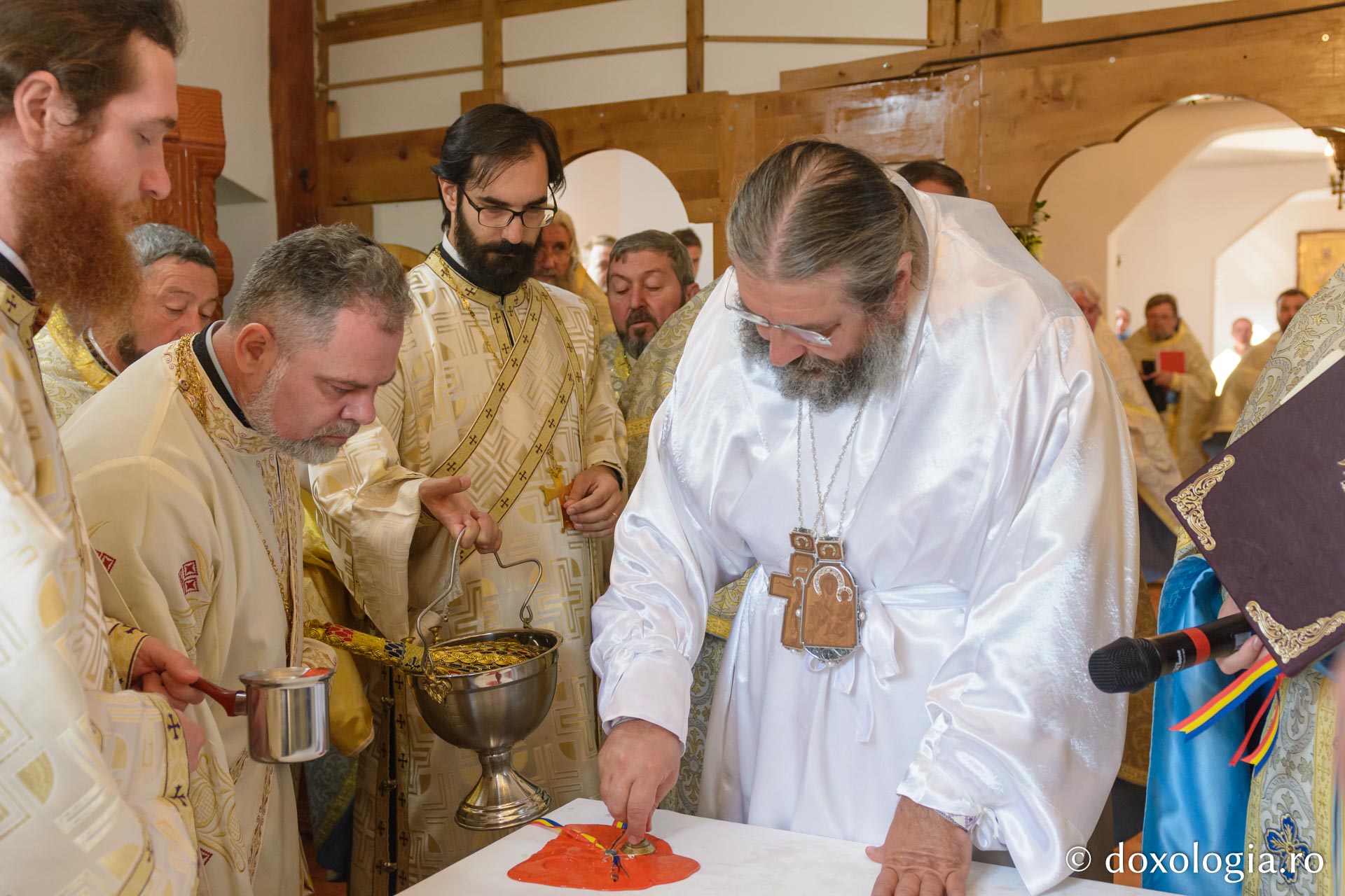 PS Nichifor Botoșăneanul, pecetluind Sfânta Masă