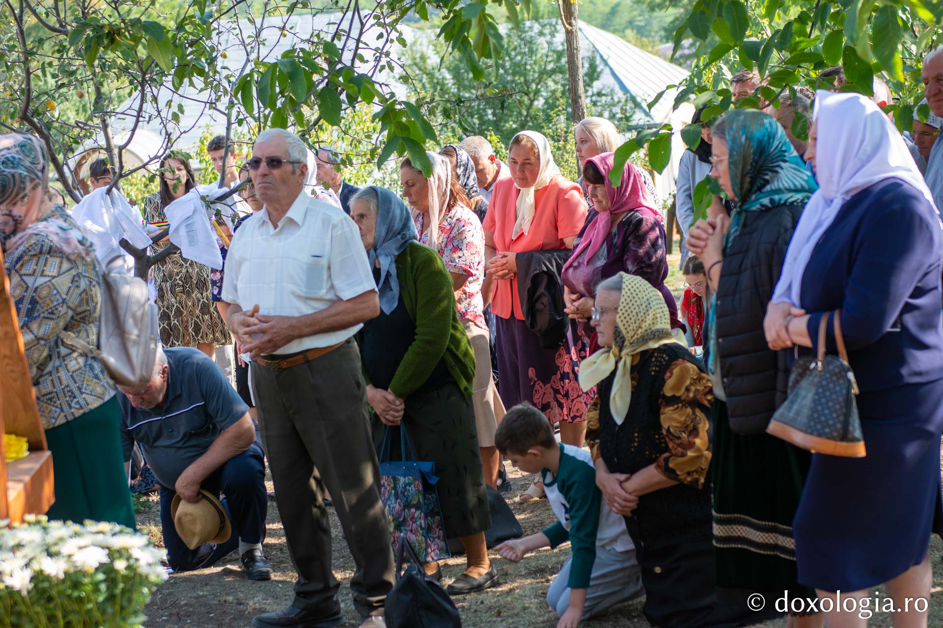 Credincioși prezenți la Sfânta Liturghie