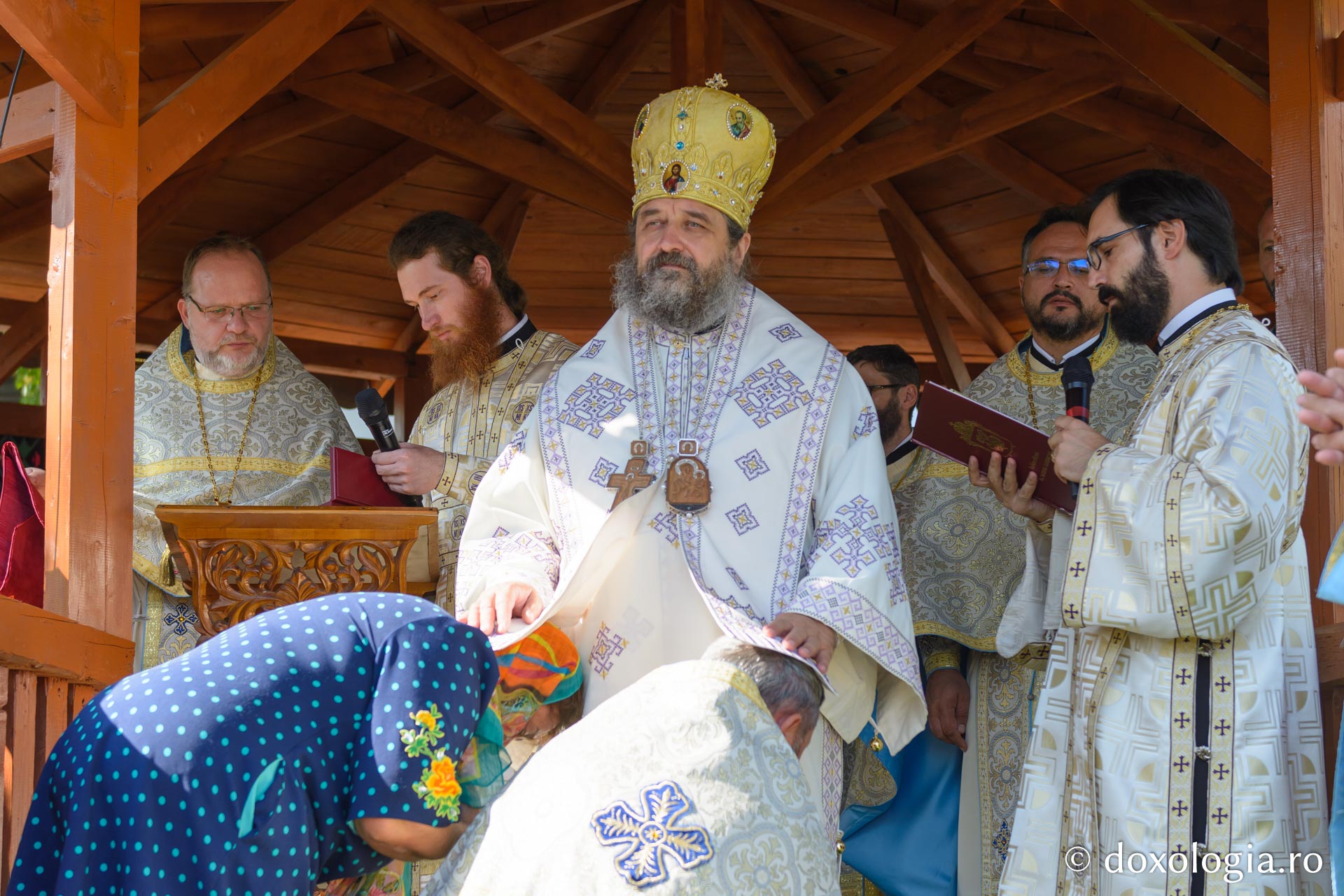 Hirotesie întru iconom stavrofor