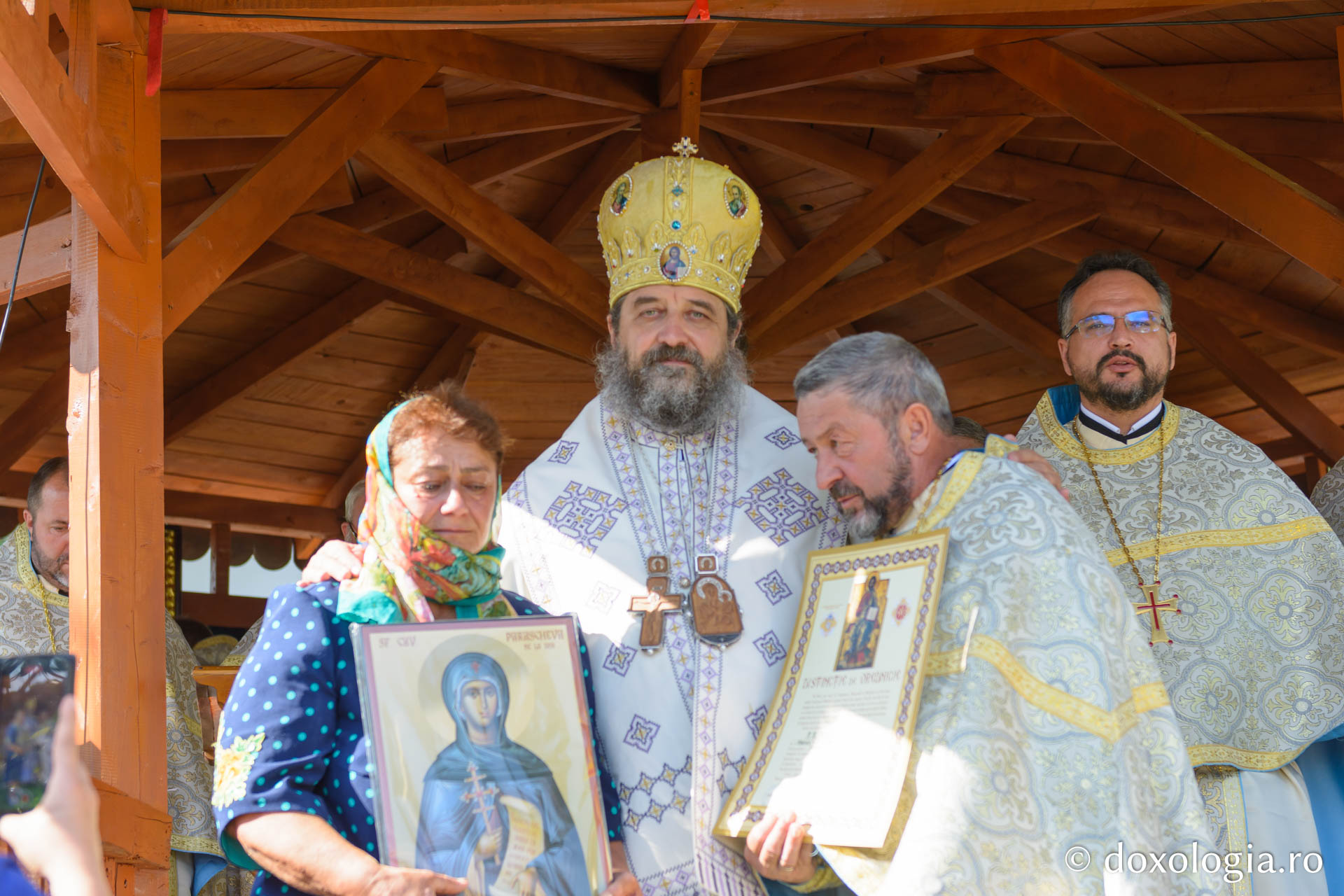 Hirotesie întru iconom stavrofor