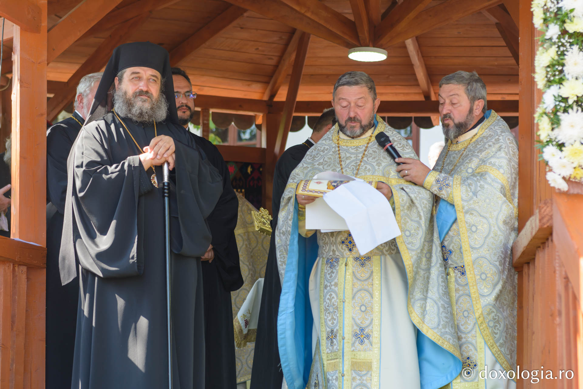 PS Nichifor Botoșăneanul, alături de preotul paroh