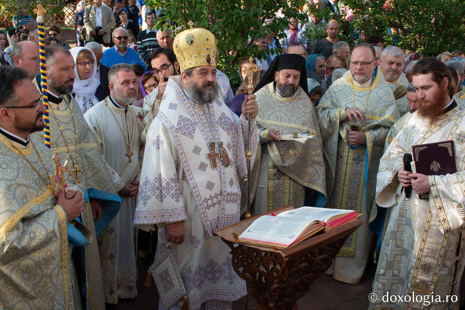 PS Nichifor Botoșăneanul, alături de soborul slujitor