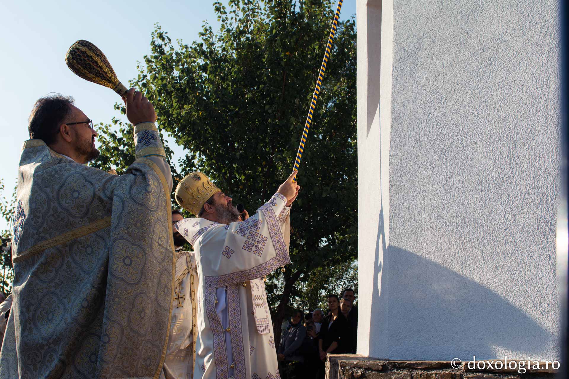 PS Nichifor Botoșăneanul, sfințind biserica Parohiei Prigoreni