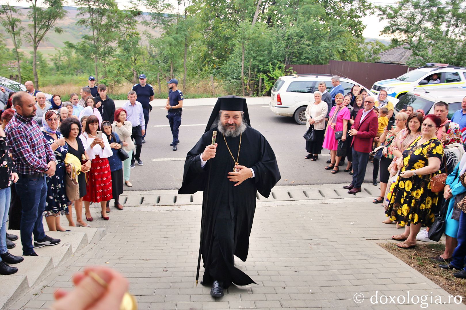Preasfințitul Părinte Nichifor Botoșăneanul, Episcop-vicar al Arhiepiscopiei Iașilor, întâmpinat de credincioșii din Cerchejeni / Foto: Flavius Popa