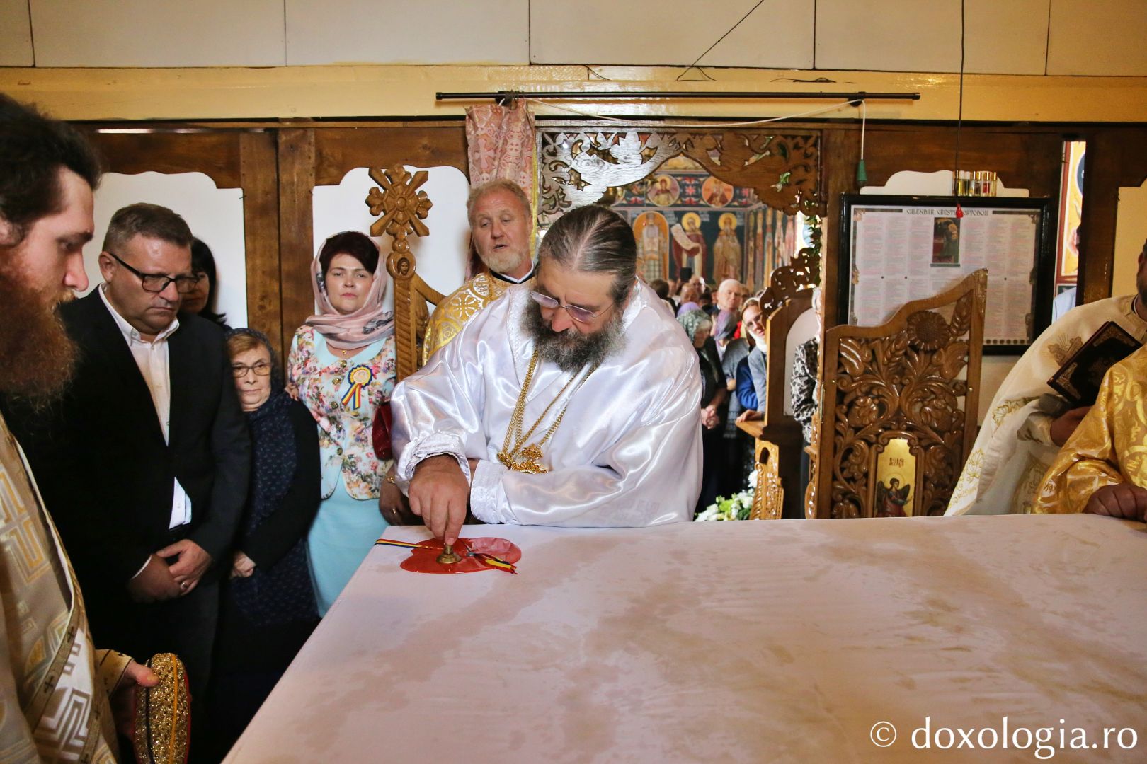 PS Nichifor Botoșăneanul sfințind Biserica din Cerchejeni / Foto: Flavius Popa
