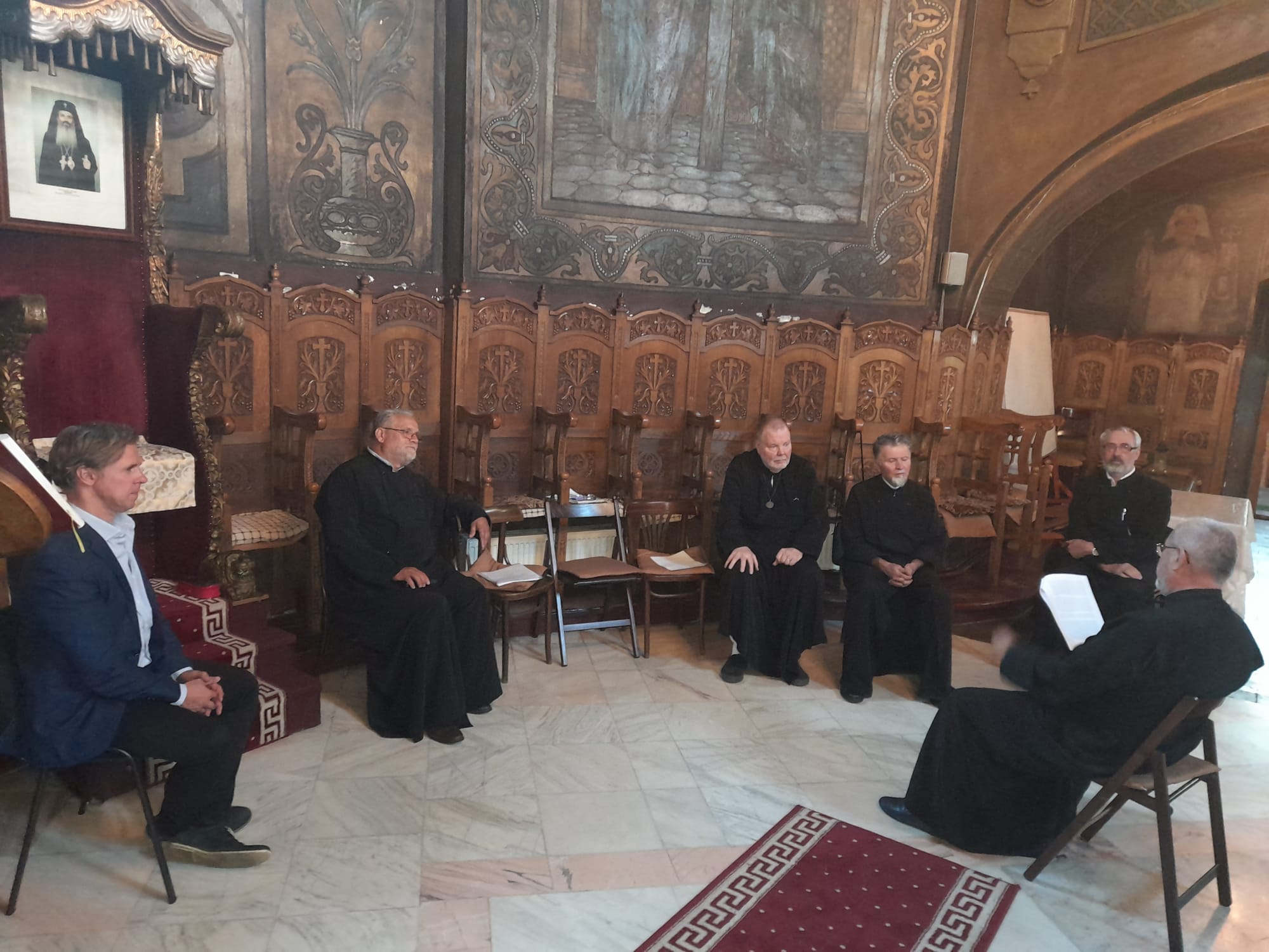 Părintele Stephen Holley alături de alți preoți