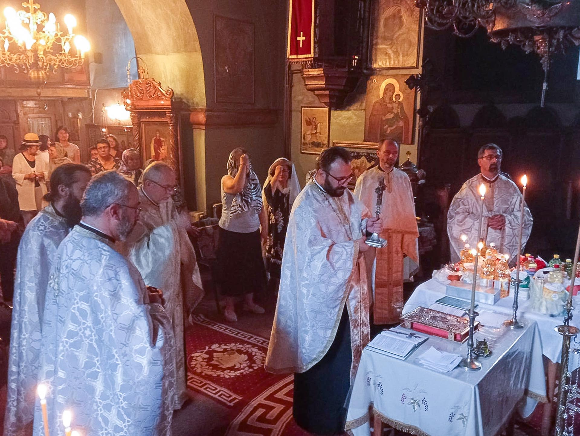 Preoți, săvârșind Sfântul Maslu