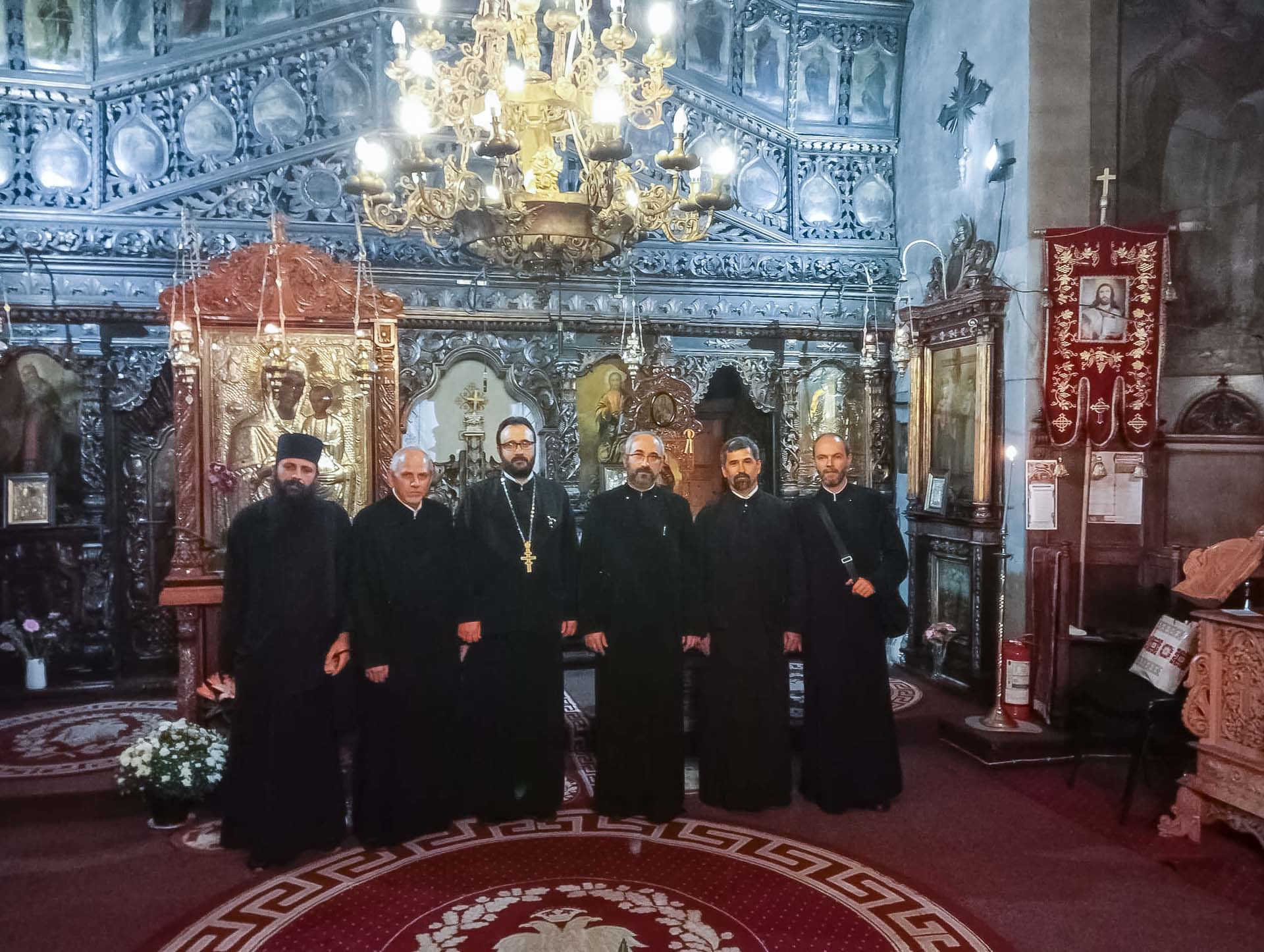 Preoți în biserică