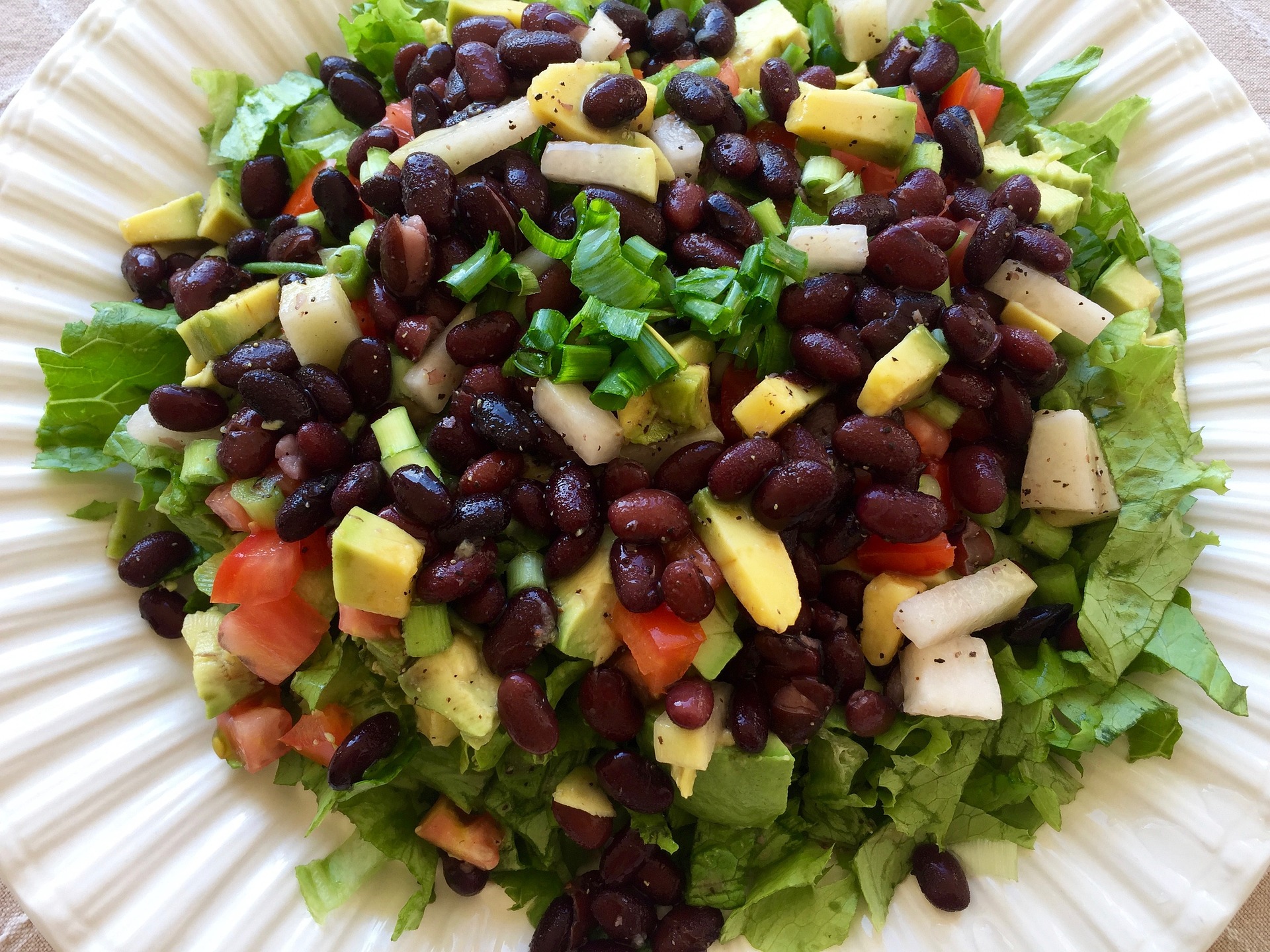 Salată de inspirație mexicană Salată cu fasole, porumb și ardei