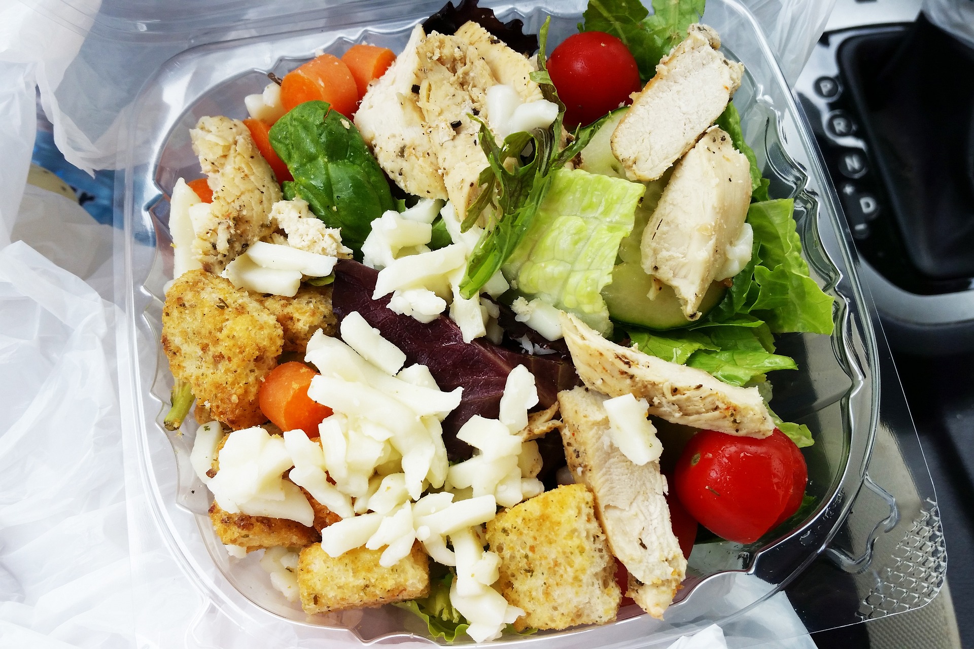 Salată de pui cu brânză