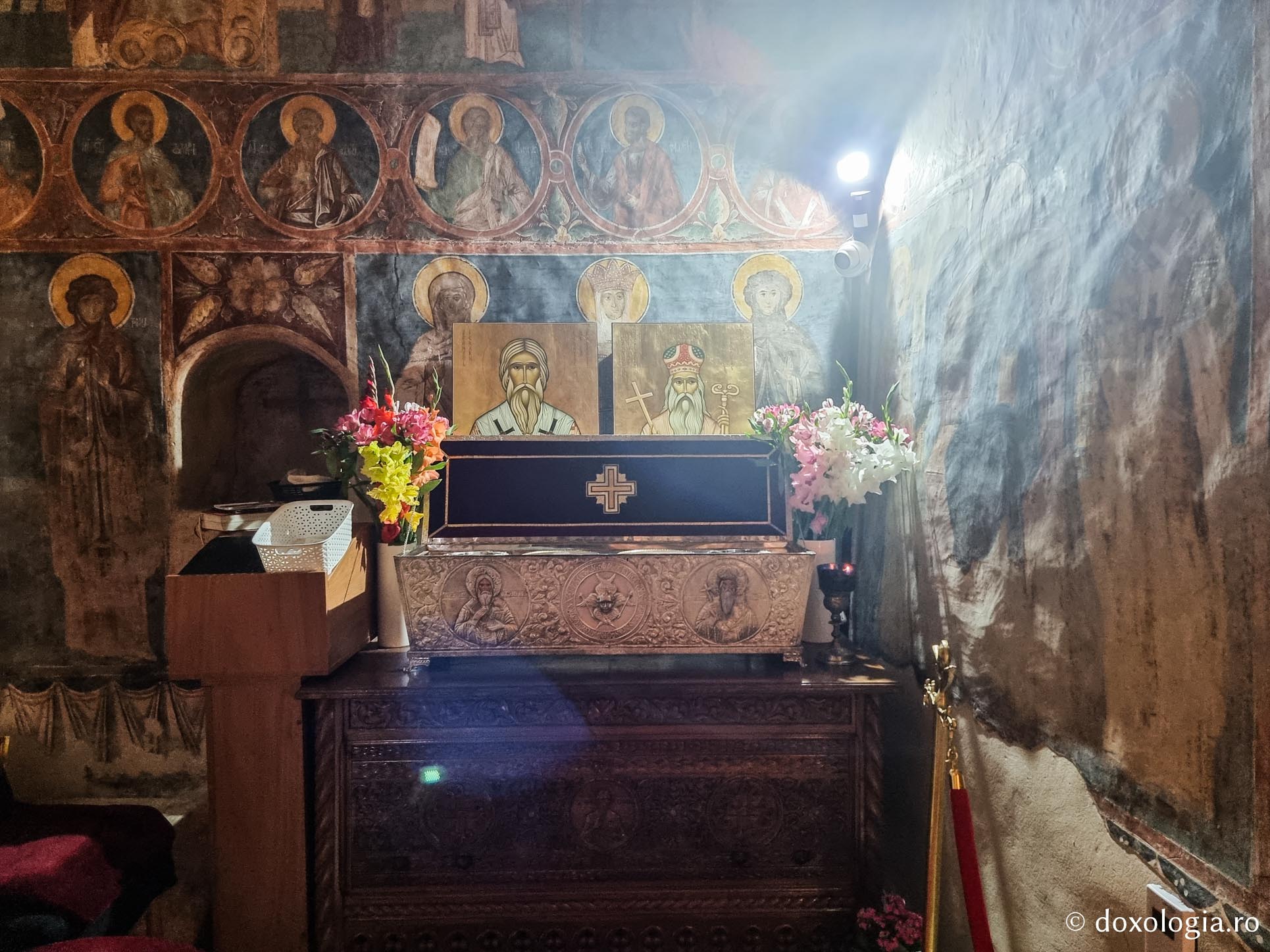 Moaștele Sfântului Leontie de la Rădăuți și ale Sfântului Teodosie de la Brazi – Mănăstirea Bogdana / Foto: Magda Buftea Moaștele Sfântului Leontie de la Rădăuți și ale Sfântului Teodosie de la Brazi – Mănăstirea Bogdana