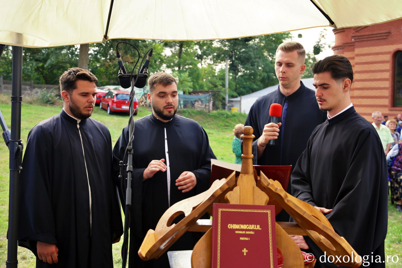 Un grup de psalți, dirijat de citețul Matei Doroșincă, oferind răspunsurile liturgice / Foto: Flavius Popa