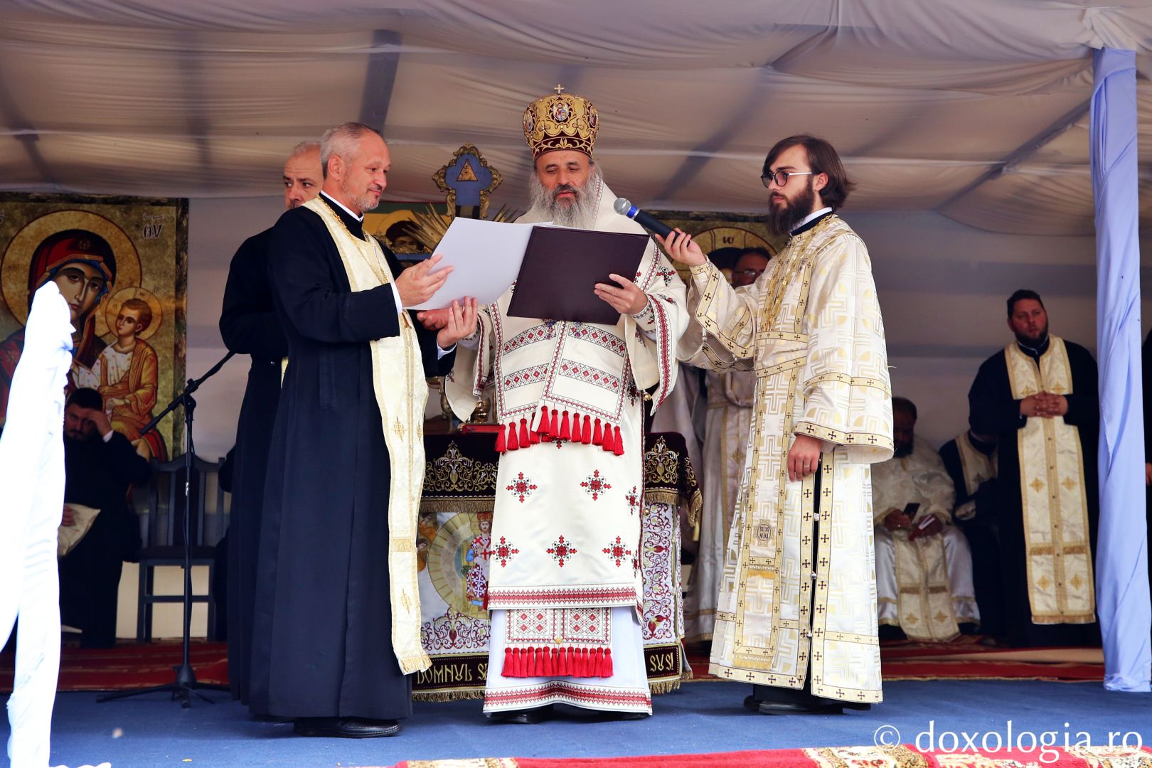 Părintele Liviu Constantin Lăzărescu de la UMC Răducăneni, primind din partea IPS Teofan Crucea „Sfântului Ierarh Dosoftei” / Foto: Flavius Popa