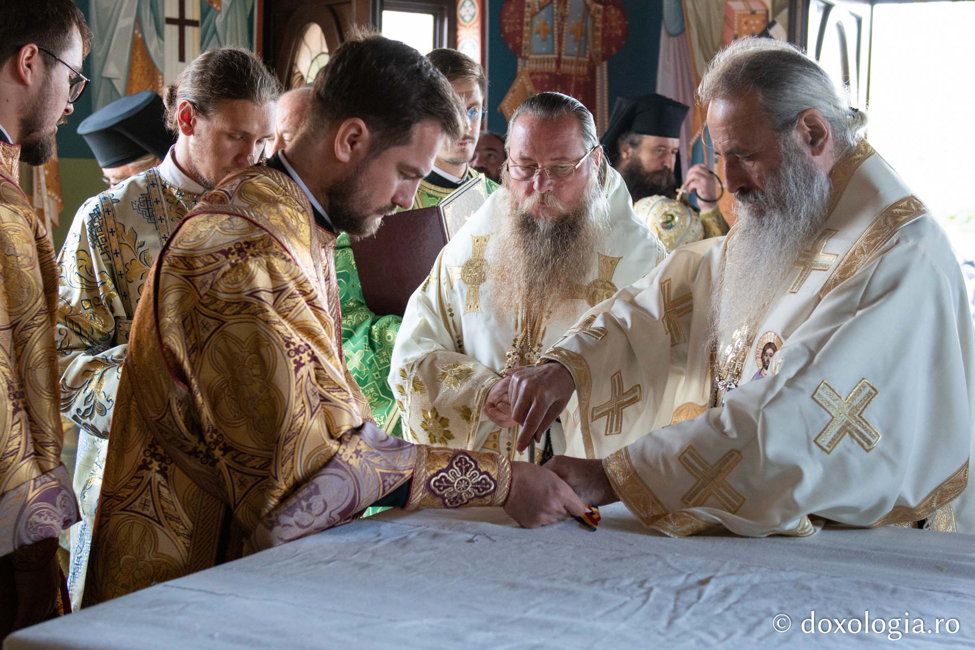 IPS Teofan, pecetluind Sfânta Masă
