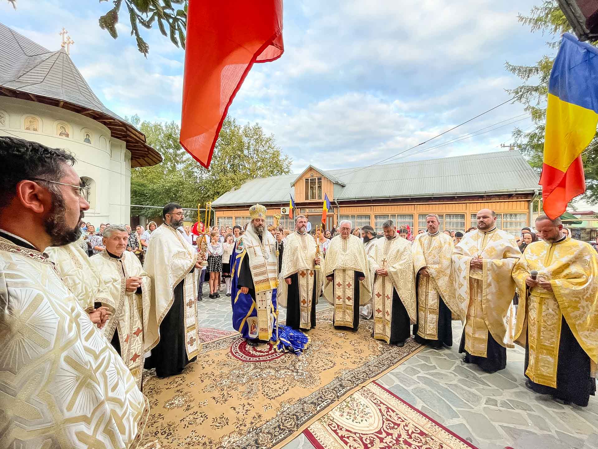 Slujbă arhierească la hramul Parohiei „Sfânta Împărăteasă Pulheria” Pîrcovaci, Hârlău Sobor de slujitori