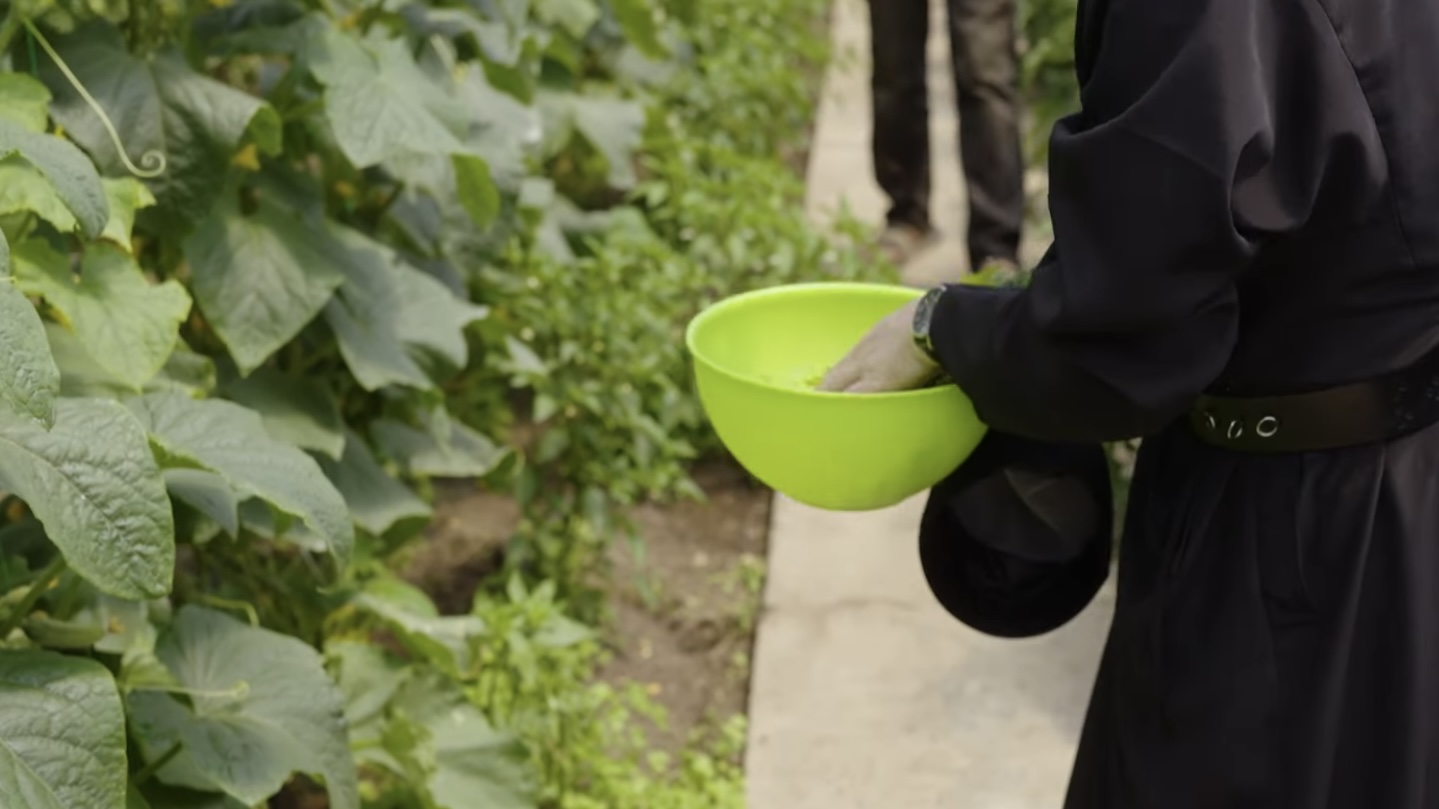 Castron în mâna unui monah