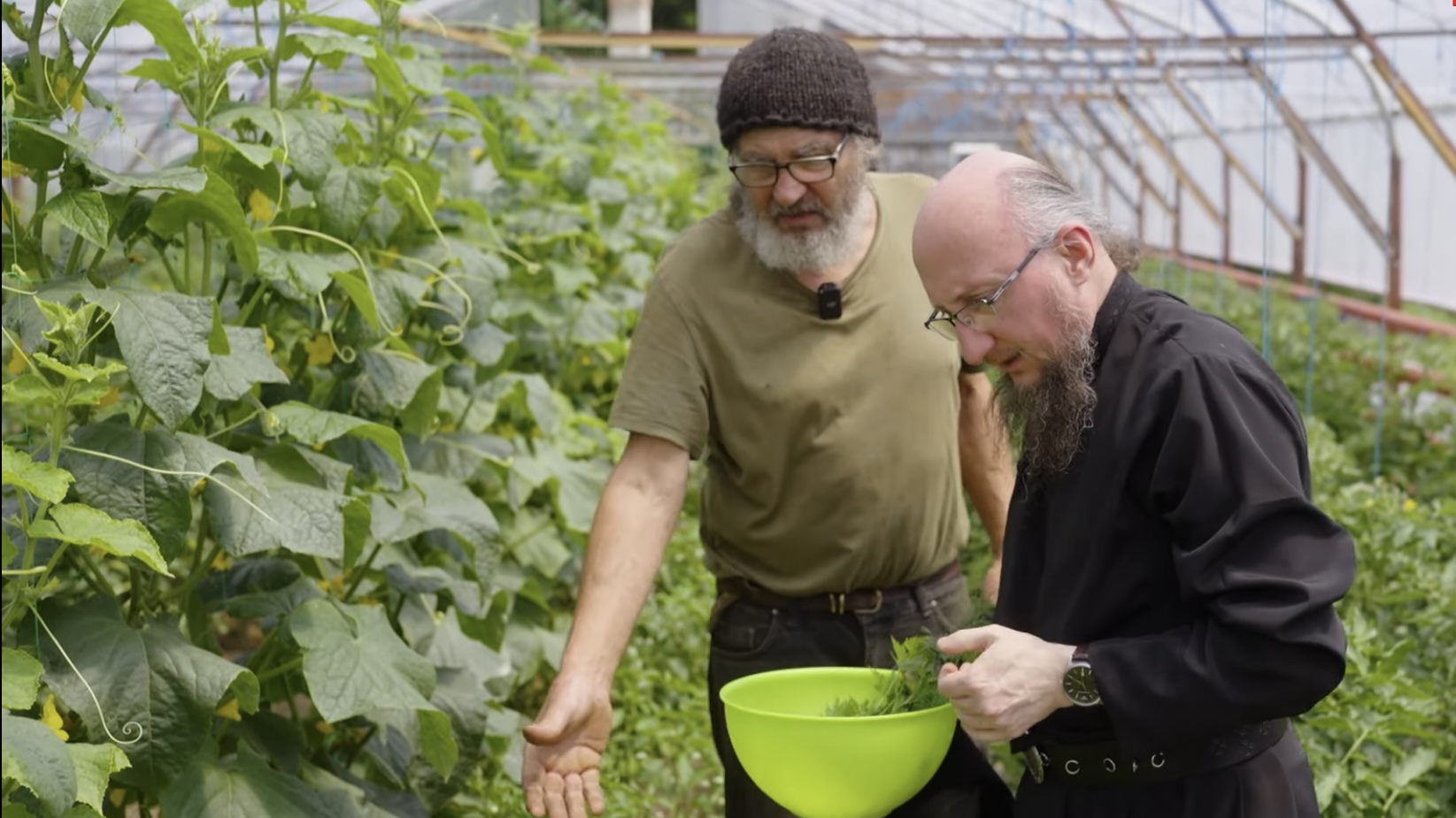 Castron în mâna unui monah