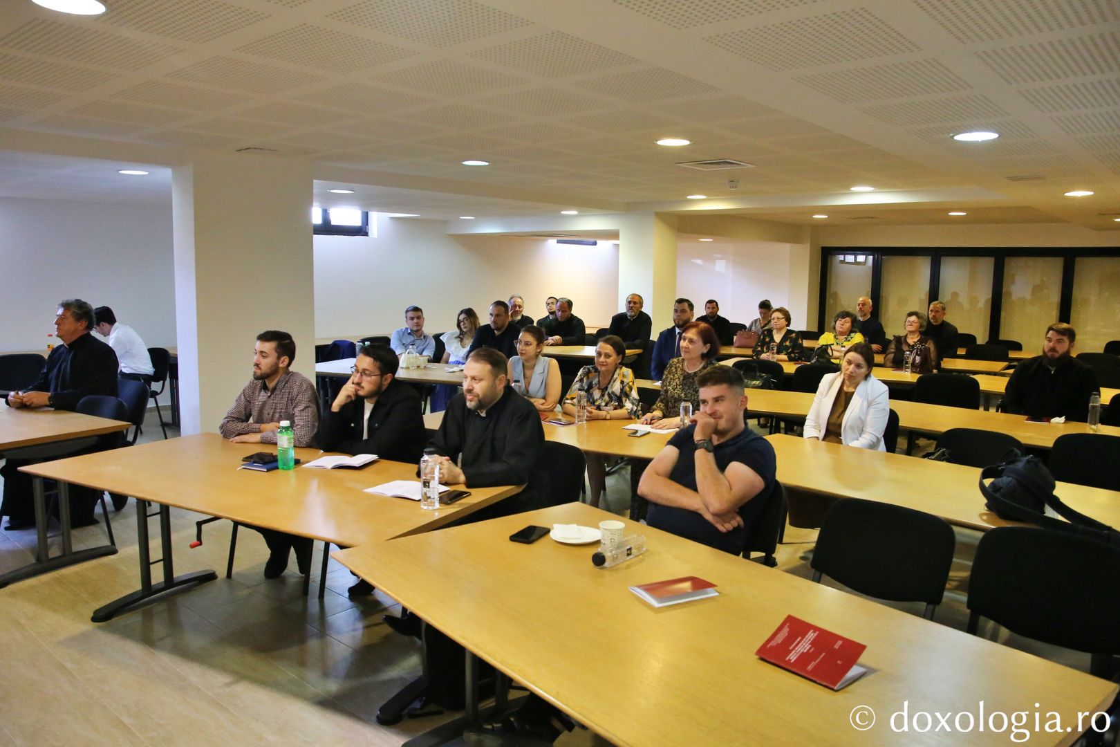 Publicul prezent la susținerea lucrării de doctorat a dr. Andrei Irina / Foto: Flavius Popa