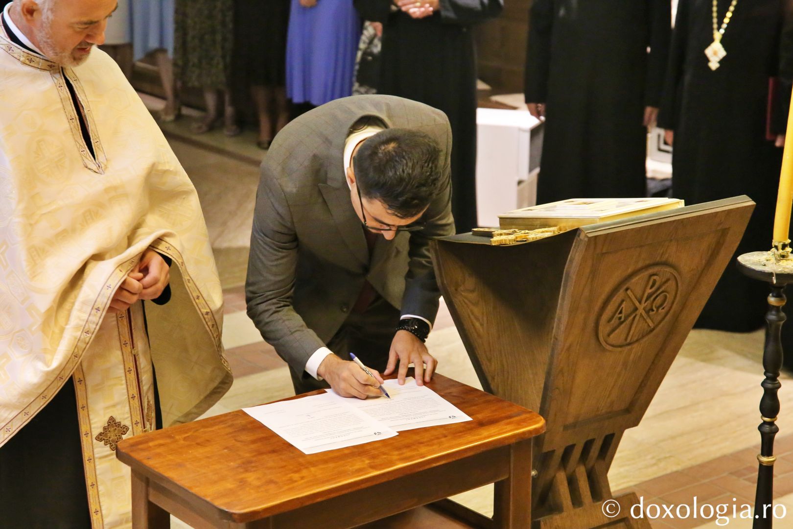 Depunerea jurământului de credință față de Biserică a dr. Andrei Irina / Foto: Flavius Popa