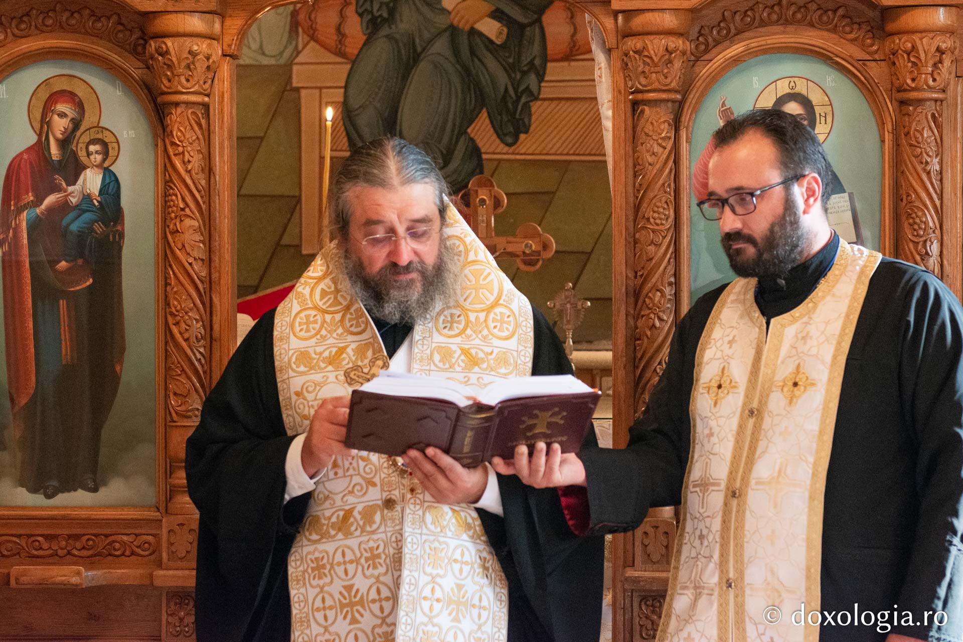 PS Nichifor Botoșăneanul, citind rugăciuni de dezlegare