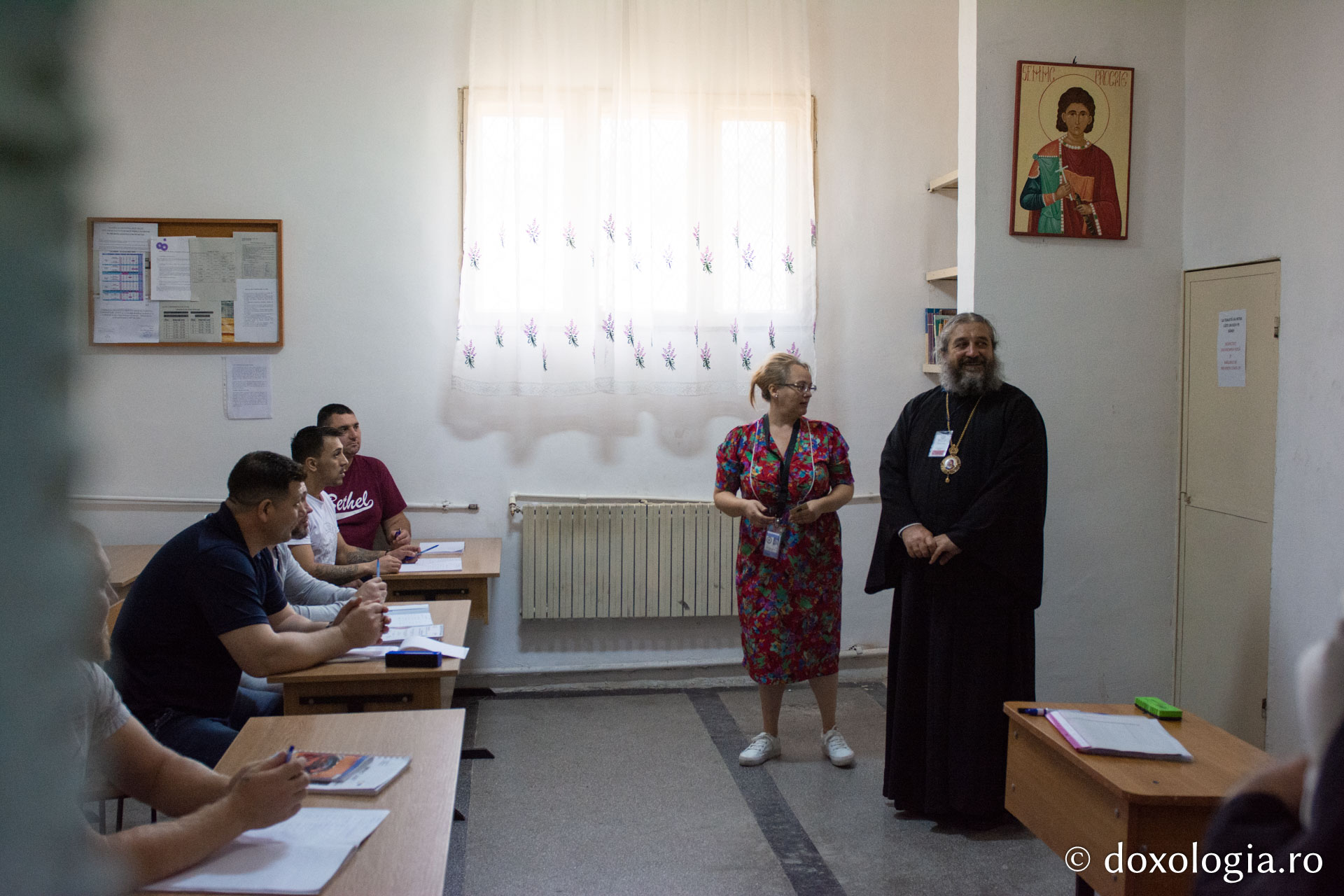 PS Nichifor Botoșăneanul, vorbind cu persoanele private de libertate