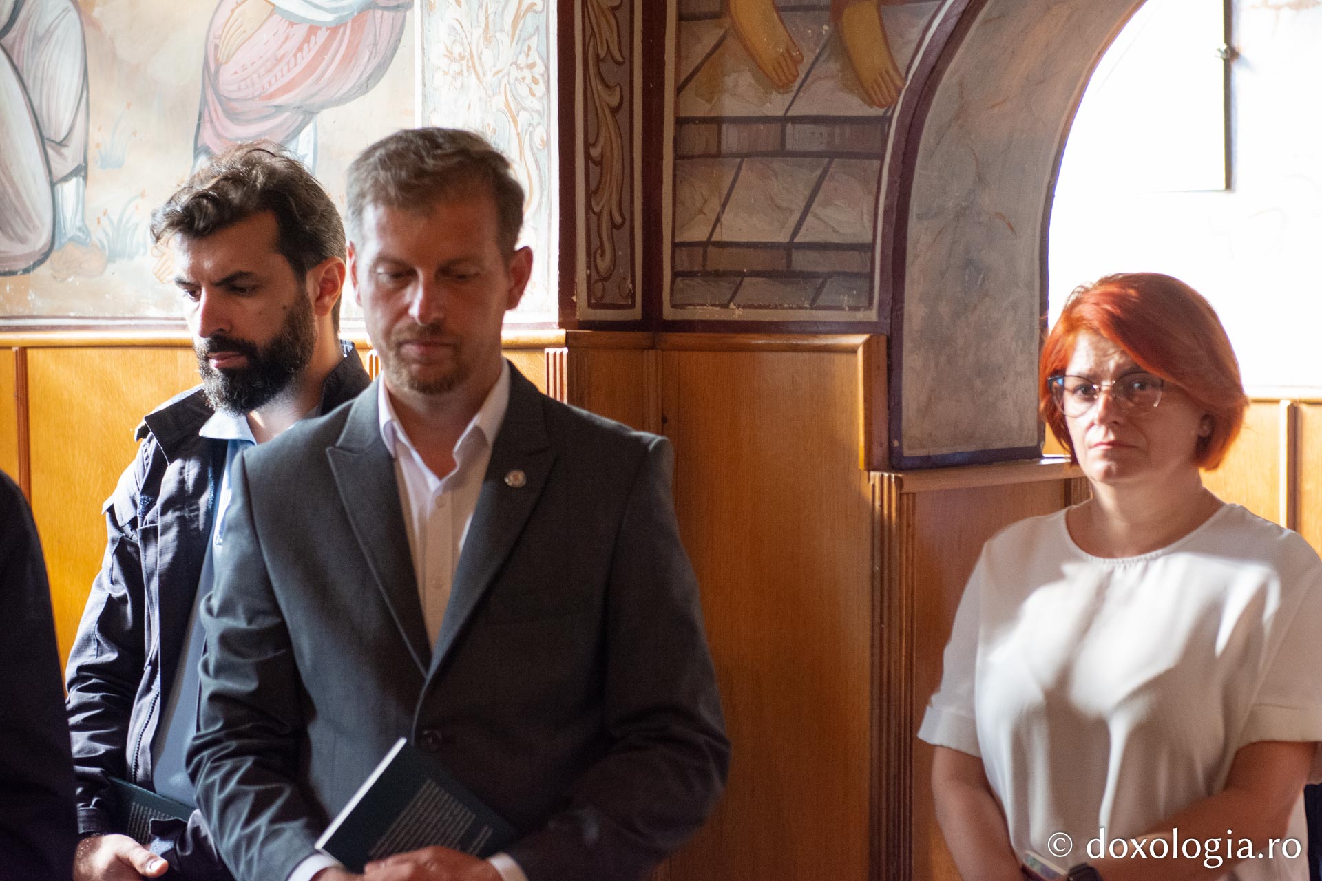 Credincioși în biserică