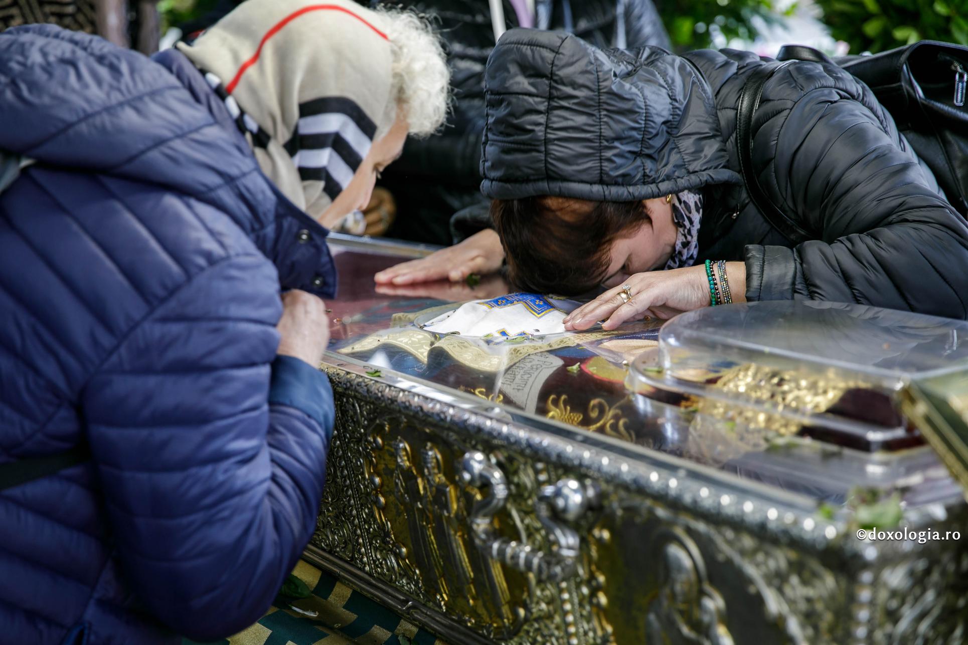 Pelerini la Sfânta Parascheva / Foto: Oana Nechifor închinare la moaștele Sfintei Cuvioase Parascheva