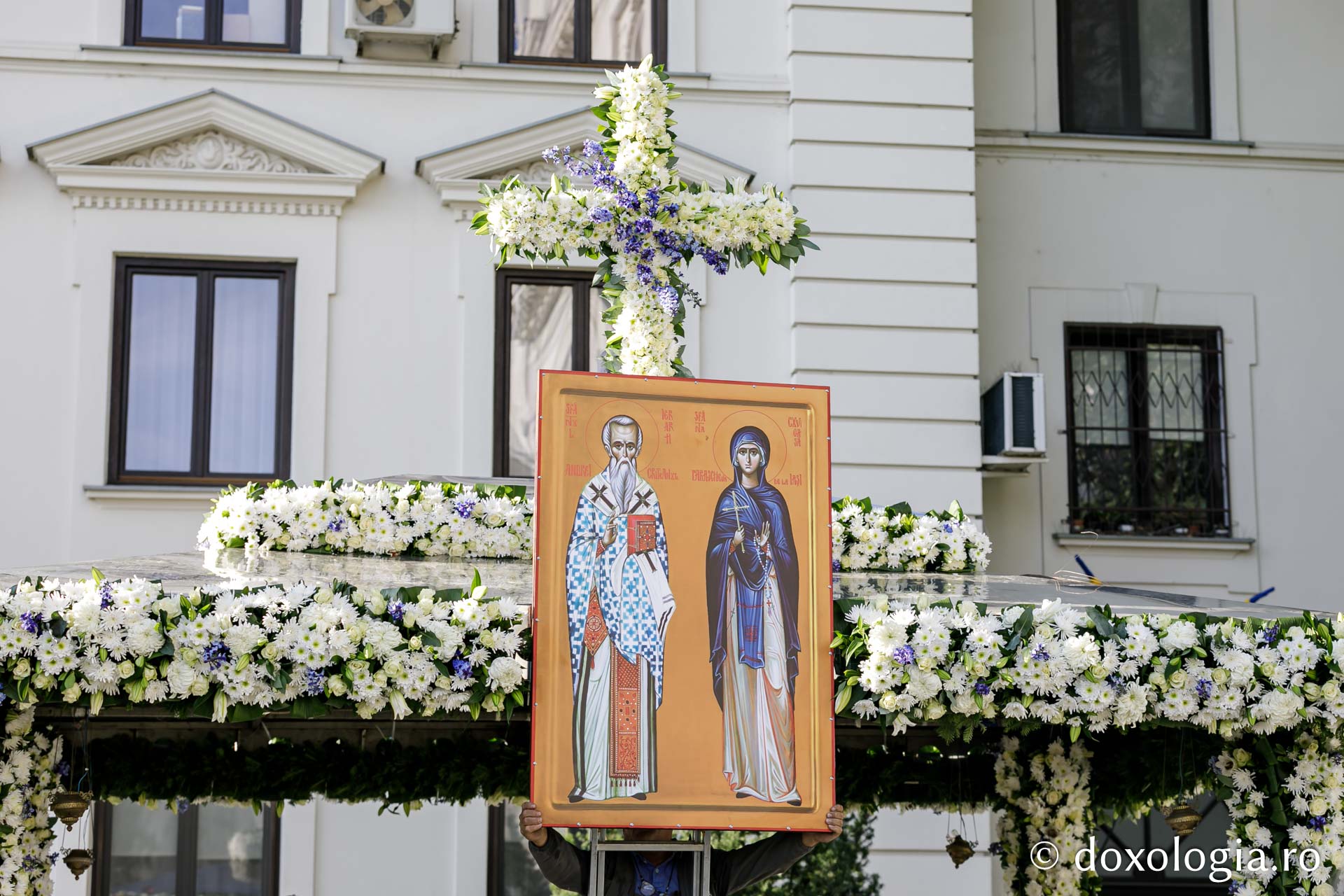 20 de ani de când Sfânta Parascheva primește veșmânt de flori